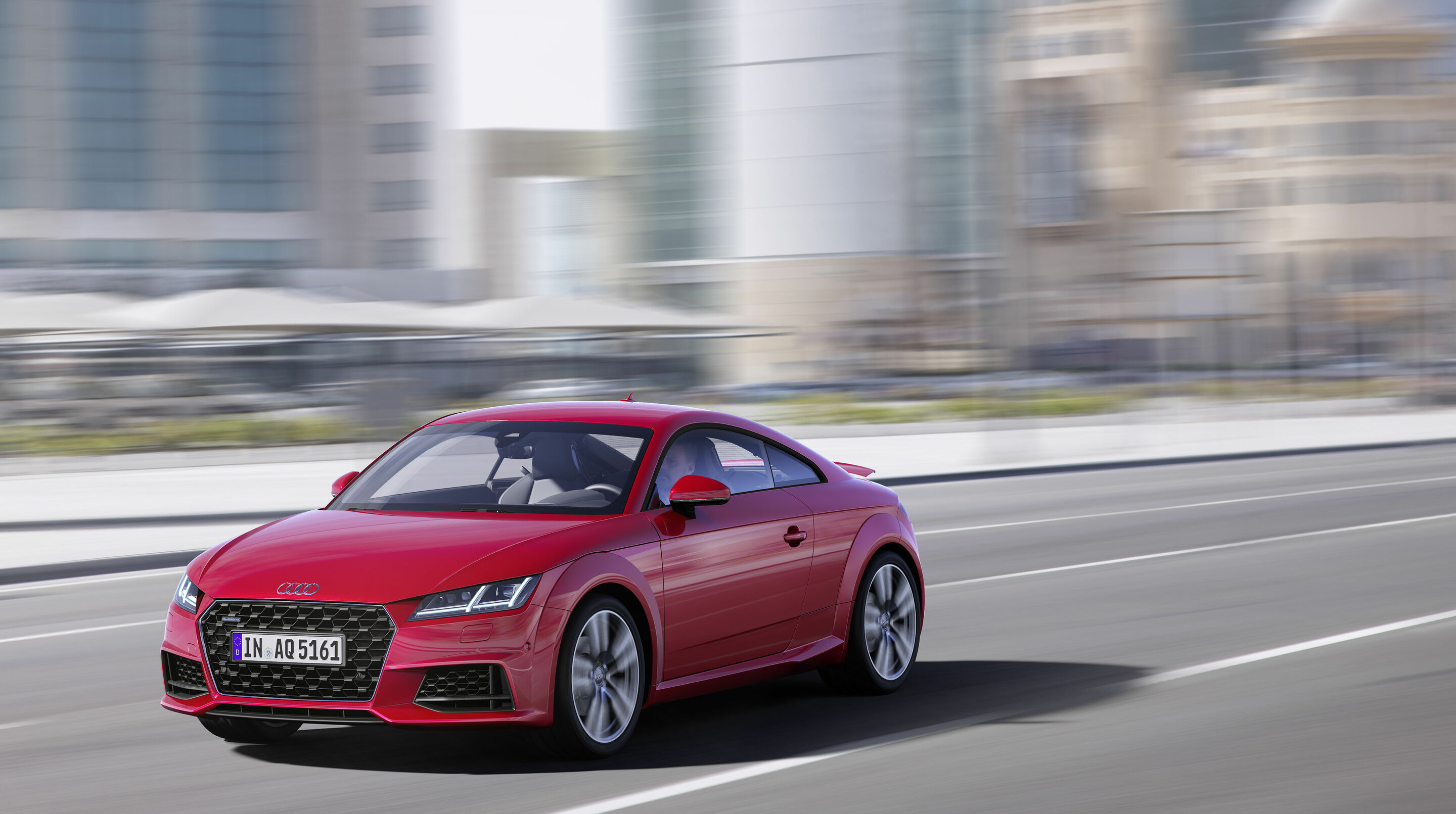 Zeitlose Designikone: Der Audi TT wird 25 Jahre - Audi TT Coupé, Fahraufnahme, Farbe: Tangorot