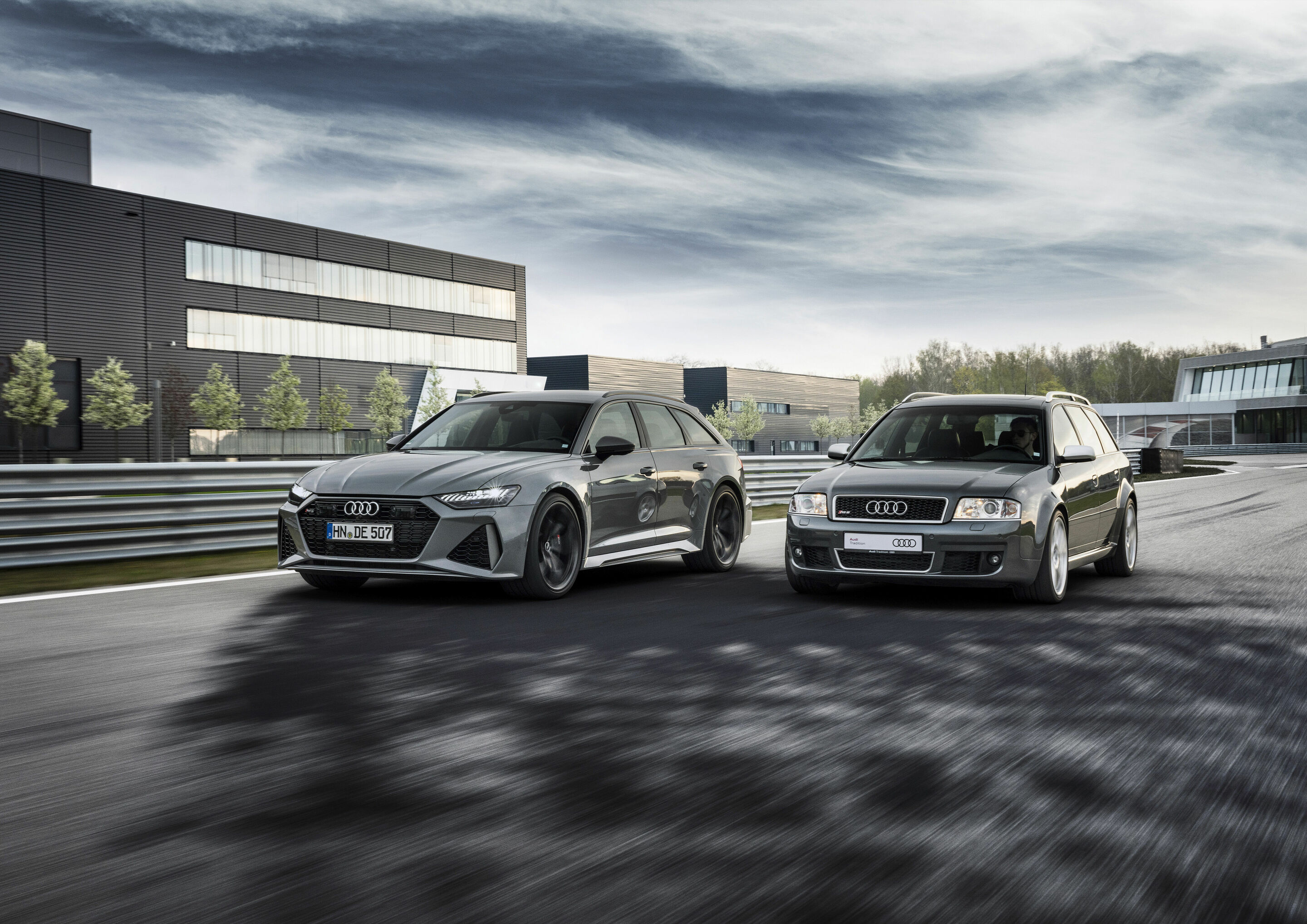40 years Audi Sport GmbH - Models from left to right (dynamic photo):
Audi RS 6 Avant performance, colour: Nardo Grey
Audi RS 6, 1st generation