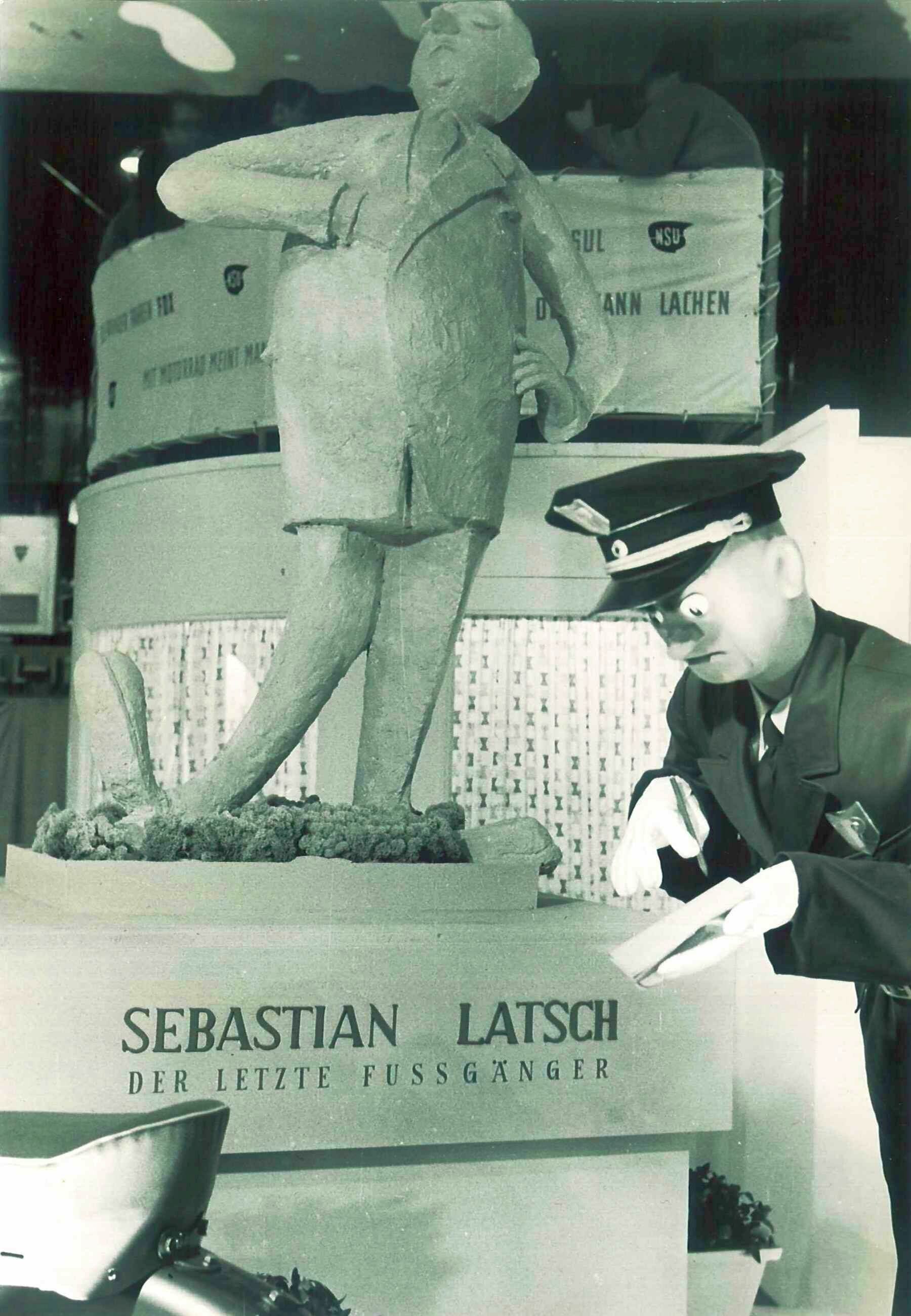 „Nicht mehr laufen, Quickly kaufen“: die NSU Quickly - Auf dem NSU-Messestand auf der IFMA (Internationale Fahrrad- und Motorrad-Ausstellung) in Frankfurt am Main steht im Oktober 1953 neben der neuen NSU Quickly eine Pappfigur, darunter die Aufschrift:...