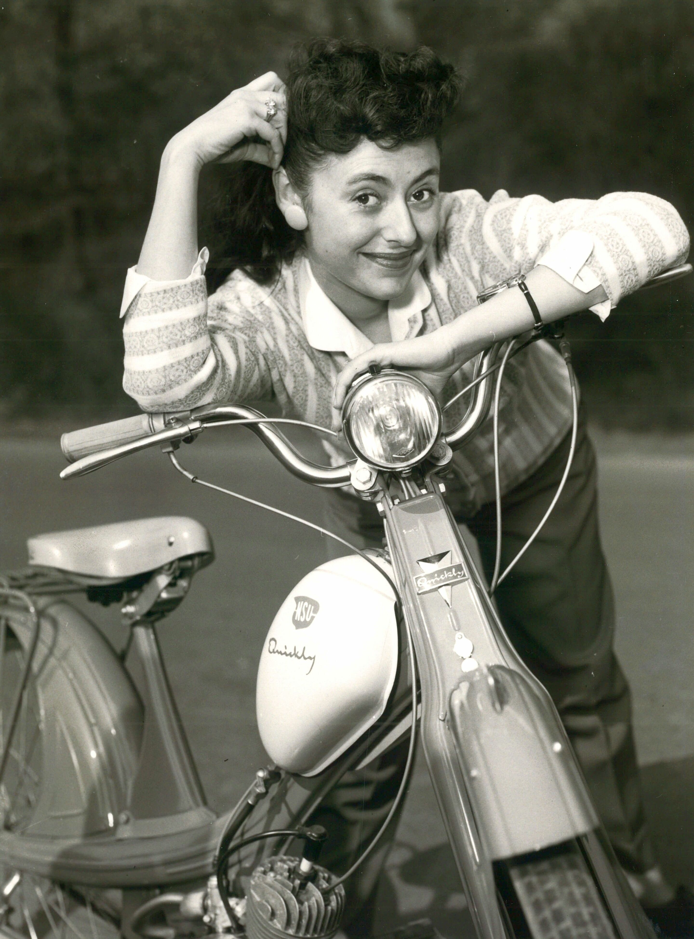 „Nicht mehr laufen, Quickly kaufen“: die NSU Quickly - Zwischen 1953 und 1955 haben sich mehr als 50 VIPs, „Promis“, mit der NSU Quickly ablichten lassen – hier: Catharina Valente 1955.