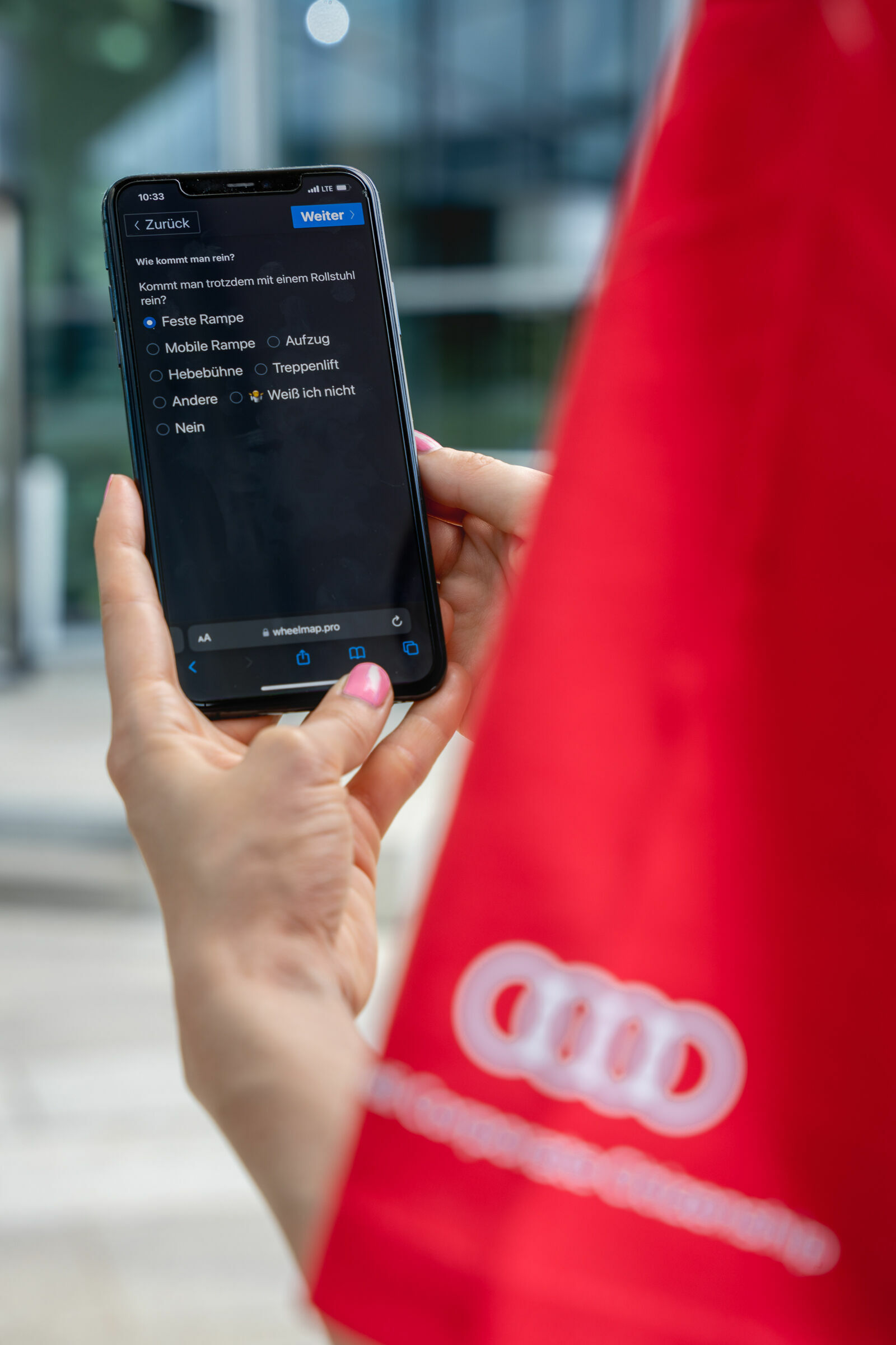 Audi Social Day - Mitarbeitende erkunden am Audi Social Day am 24. Juni 2023 ihre Umgebung und bewerten sie auf Zugänglichkeit für Rollstuhlfahrer_innen.