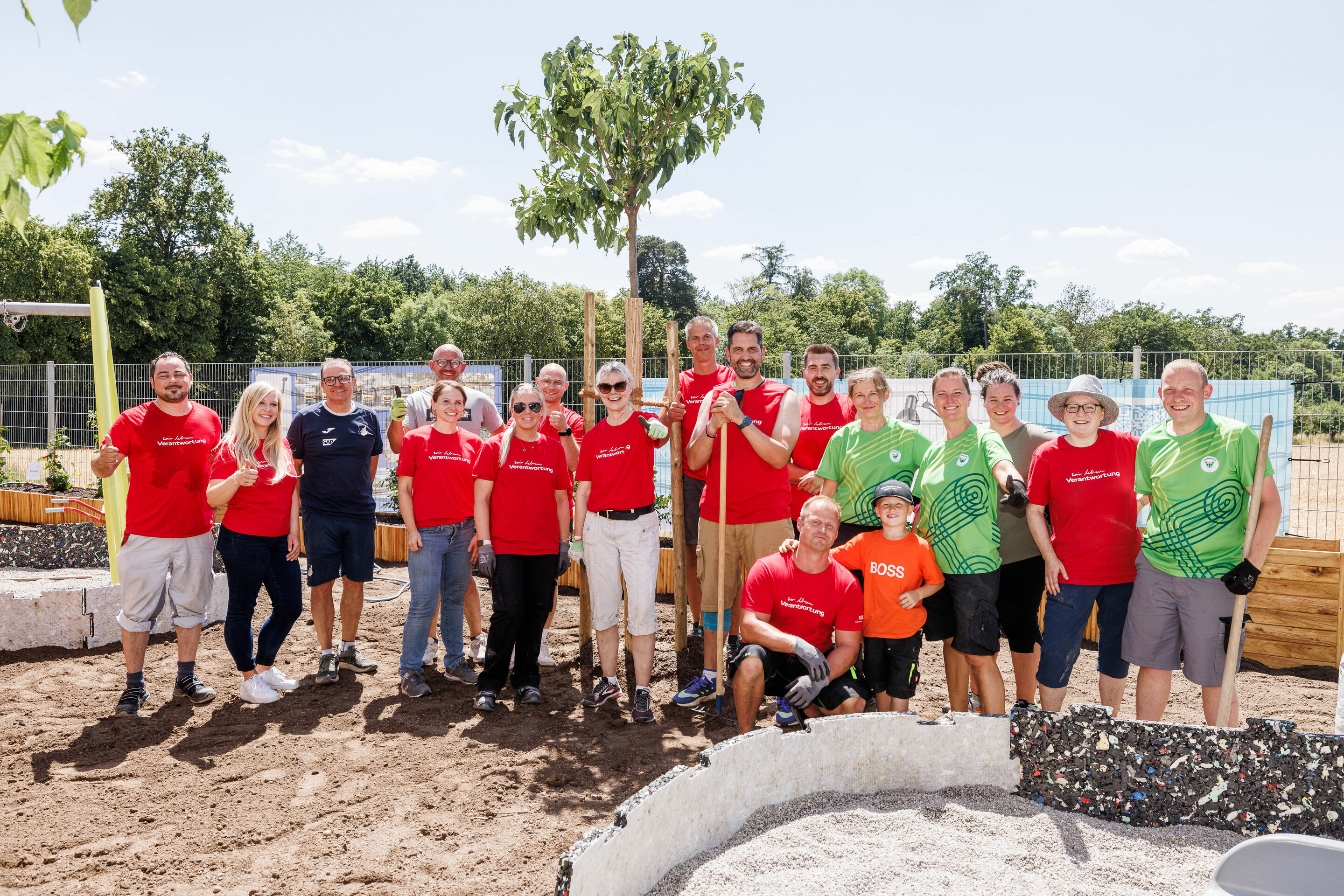 Audi Social Day - Gemeinsam Gutes tun: Engagierte Mitarbeitende von Audi, der TSG Hoffenheim und von FRÖBEL Kinder in Bewegung gGmbH verwandeln den Kindergarten in Bad Friedrichshall in eine Naturoase.
