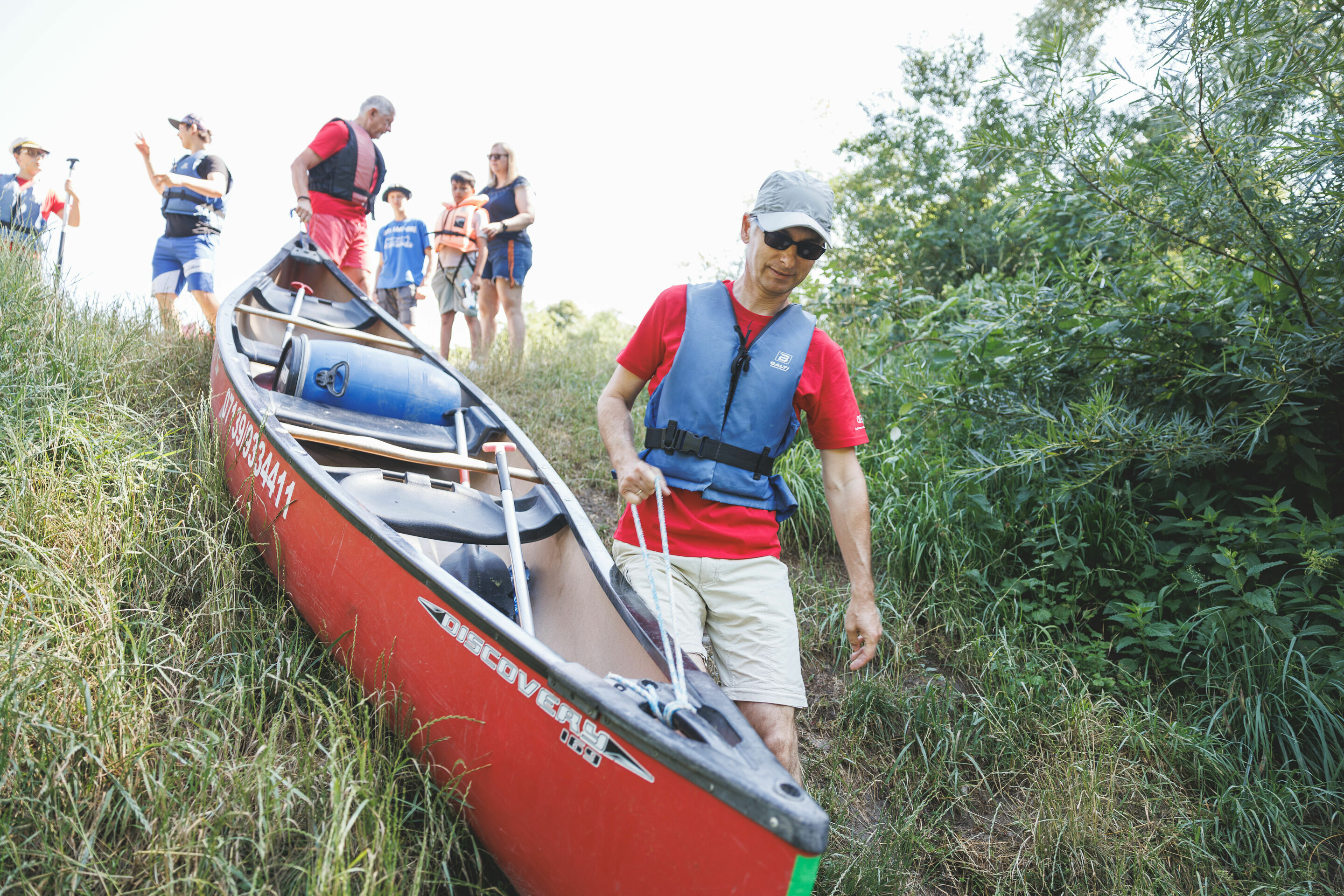 Audi Social Day - Audi employees accompany children on a paddling tour. The young people attend the outpatient youth welfare facility JuLe (Youth Welfare in the Field of Life) Neckarsulm.
