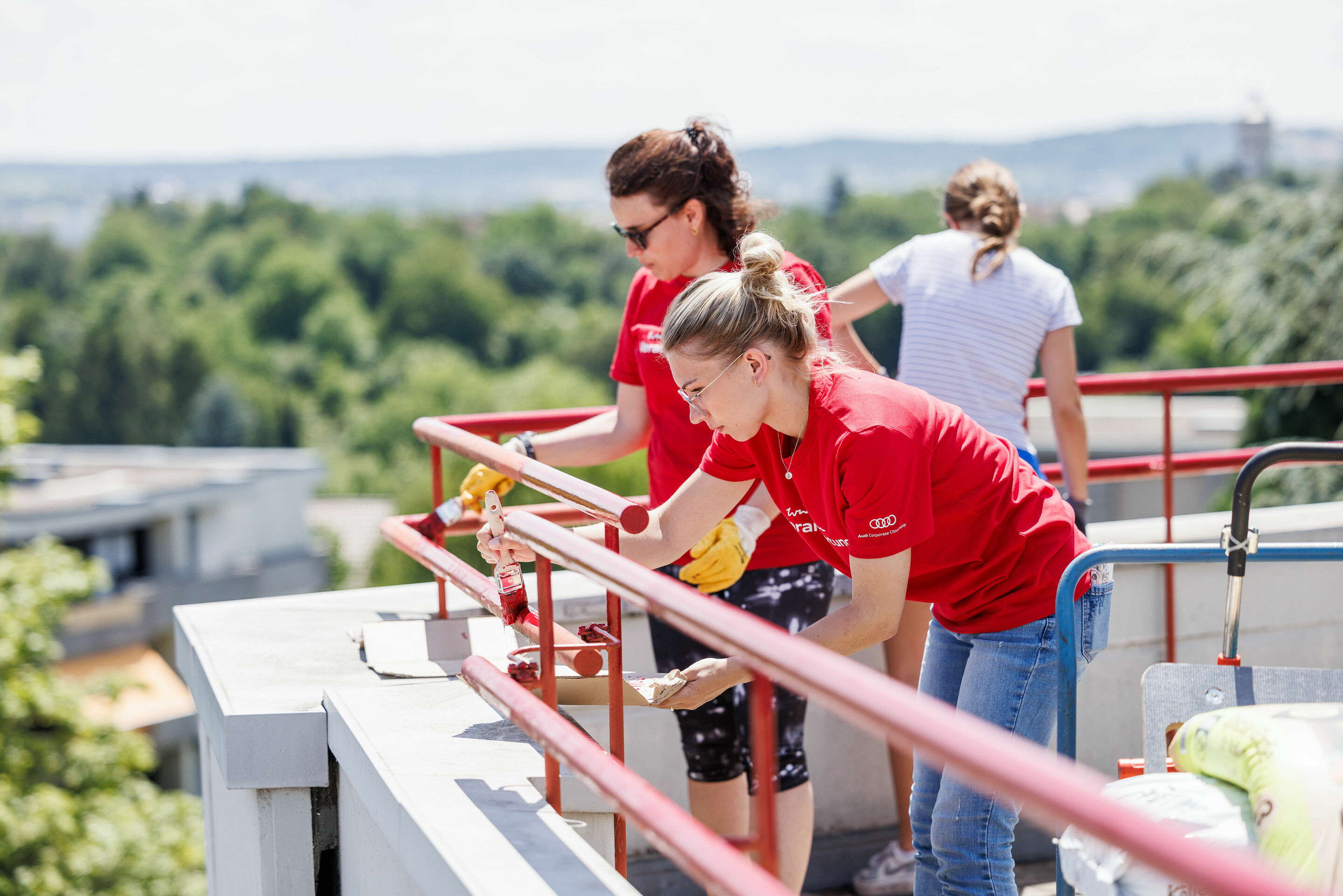 Audi Social Day - Bei der Richard Drautz Stiftung in Heilbronn verschönern ehrenamtliche Mitarbeitende und das Audi Frauennetzwerk den Dachgarten des Pflegeheims.