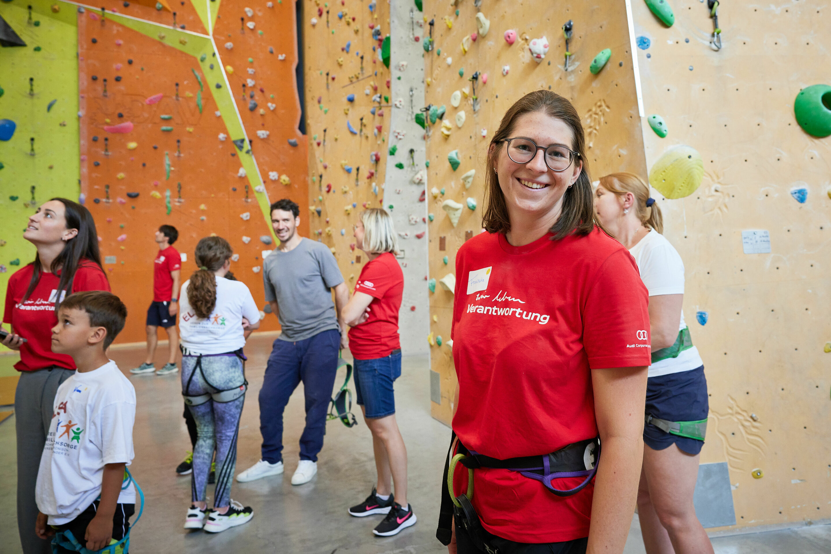 Audi Social Day - Am 24. Juni 2023 sind Audianer_innen für verschiedene soziale Organisationen im Einsatz. Im Bild: Projekt „Klettern mit Geschwistern von schwerkranken Kindern“ für den Verein ELISA, DAV-Kletterhalle, Ingolstadt. Mit am Start: Audi Markenbotschafter...
