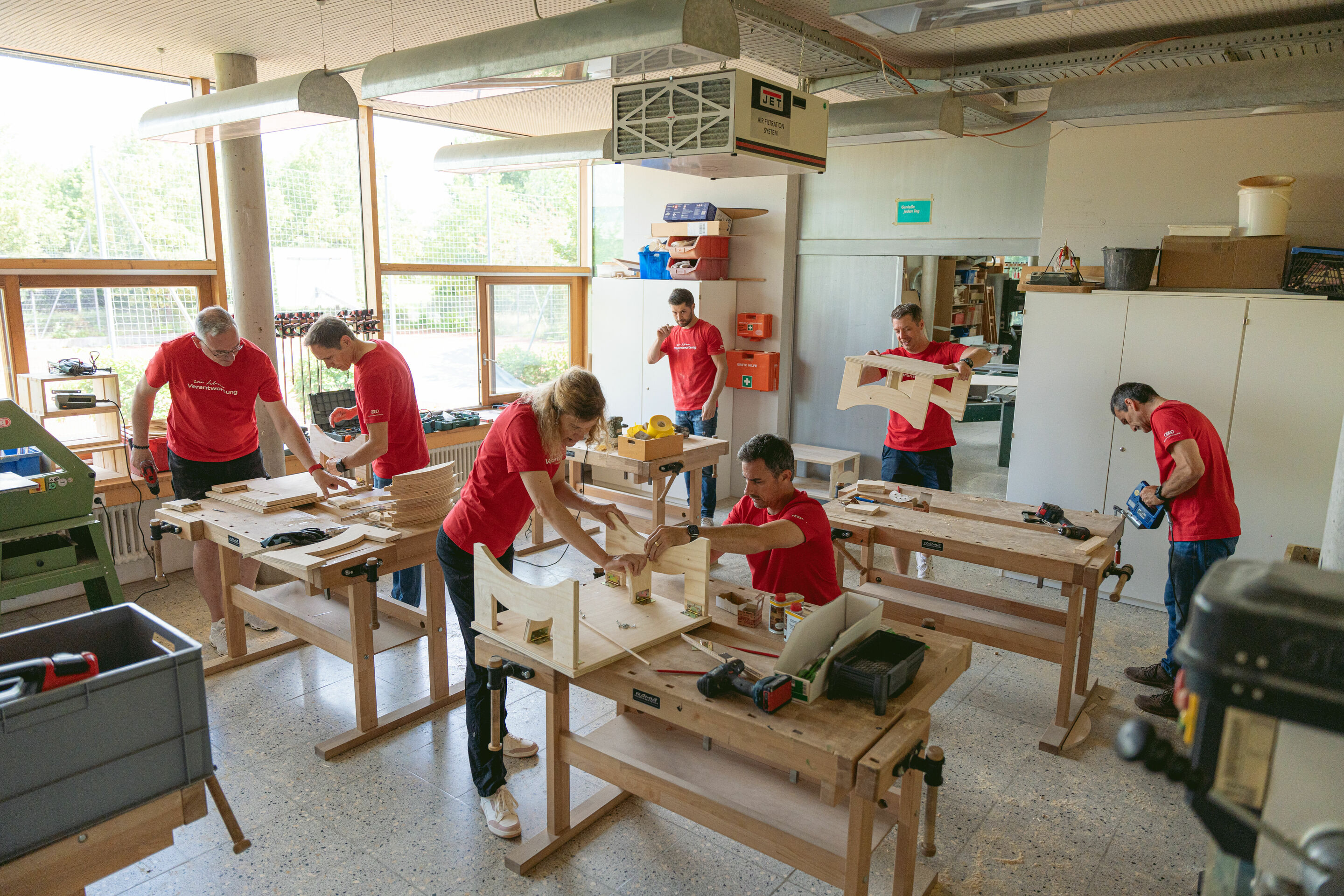 Audi Social Day - Am 24. Juni 2023 sind Audianer_innen für verschiedene soziale Organisationen im Einsatz. Im Bild: Projekt „Klapptische bauen für die Kinderkrippe Hollerstauden“, Ingolstadt. Mit am Start: Audi-Produktionsvorstand Gerd Walker und Andreas...