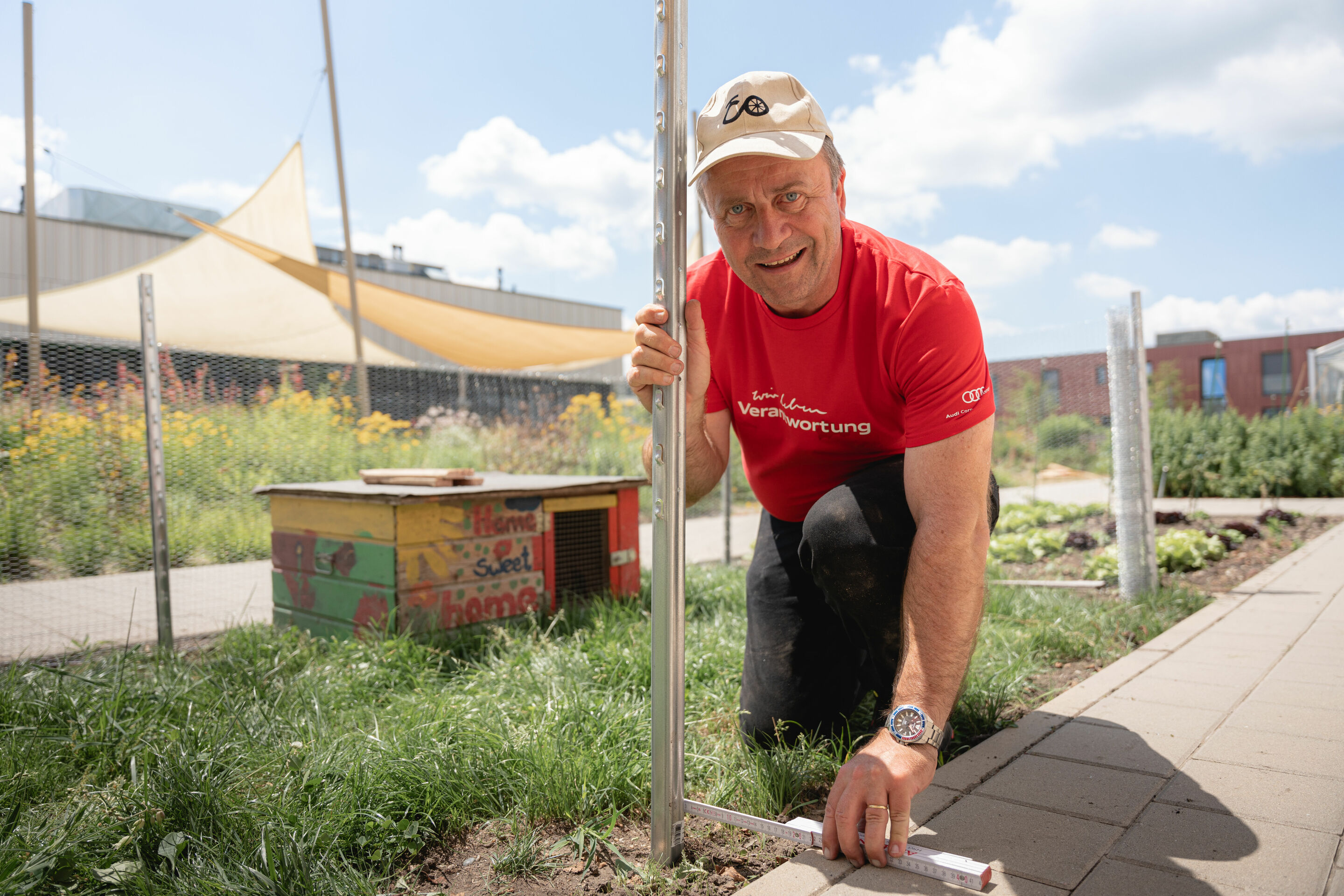 Audi Social Day - Am 24. Juni 2023 sind Audianer_innen für verschiedene soziale Organisationen im Einsatz. Im Bild: Projekt „Palettenmöbel & Alpaka Wiese“ im Hollerhaus Münchsmünster.