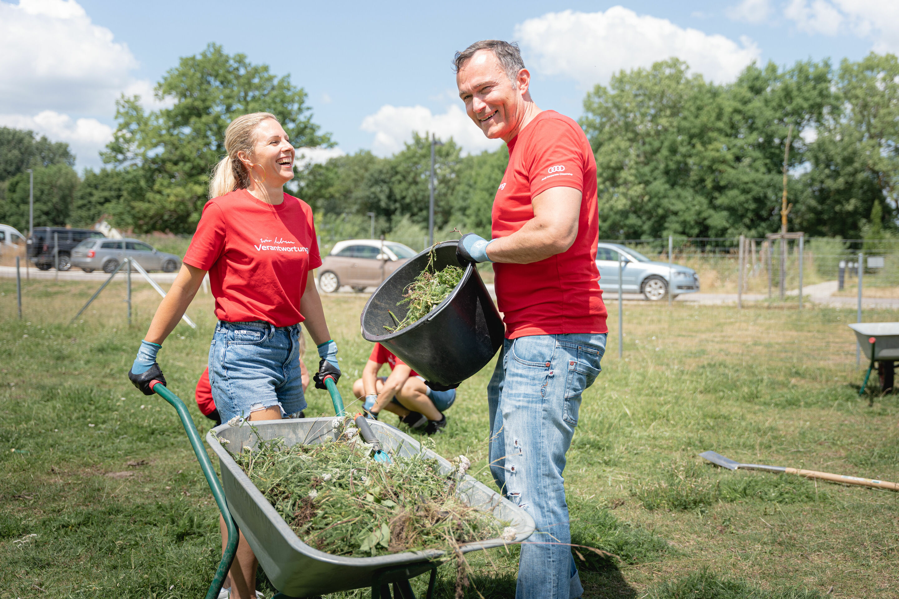 Audi Social Day - Am 24. Juni 2023 sind Audianer_innen für verschiedene soziale Organisationen im Einsatz. Im Bild: Projekt „Palettenmöbel & Alpaka Wiese“ im Hollerhaus Münchsmünster.