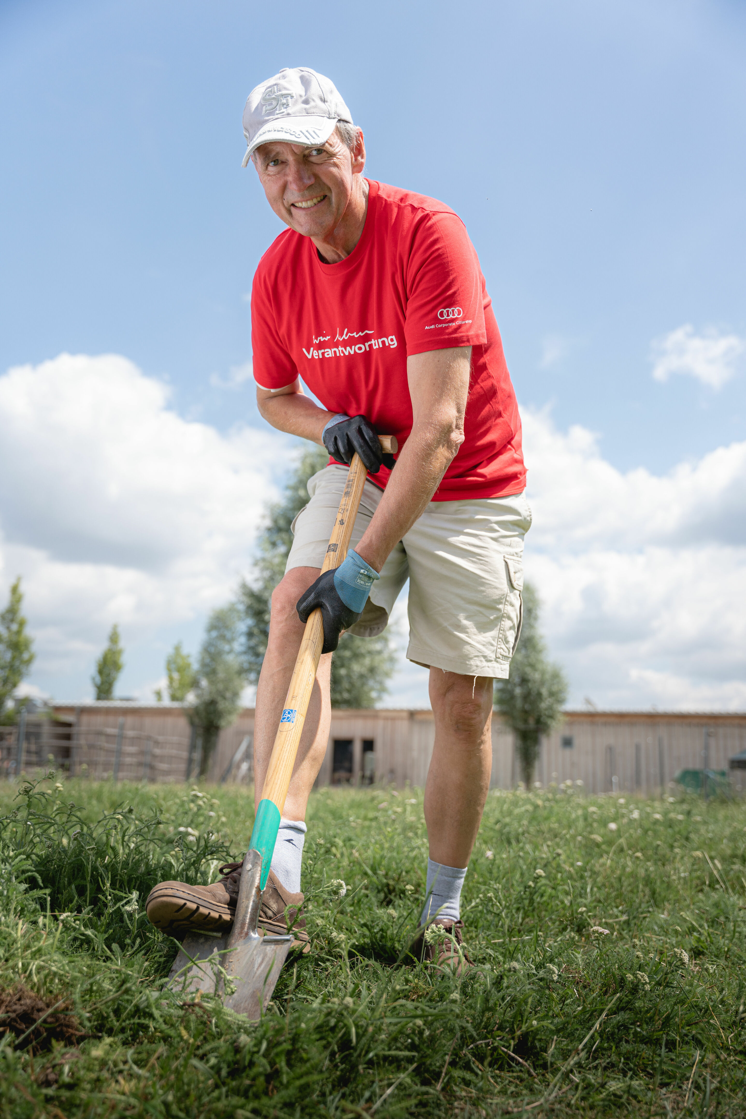 Audi Social Day - Am 24. Juni 2023 sind Audianer_innen für verschiedene soziale Organisationen im Einsatz. Im Bild: Projekt „Palettenmöbel & Alpaka Wiese“ im Hollerhaus Münchsmünster.