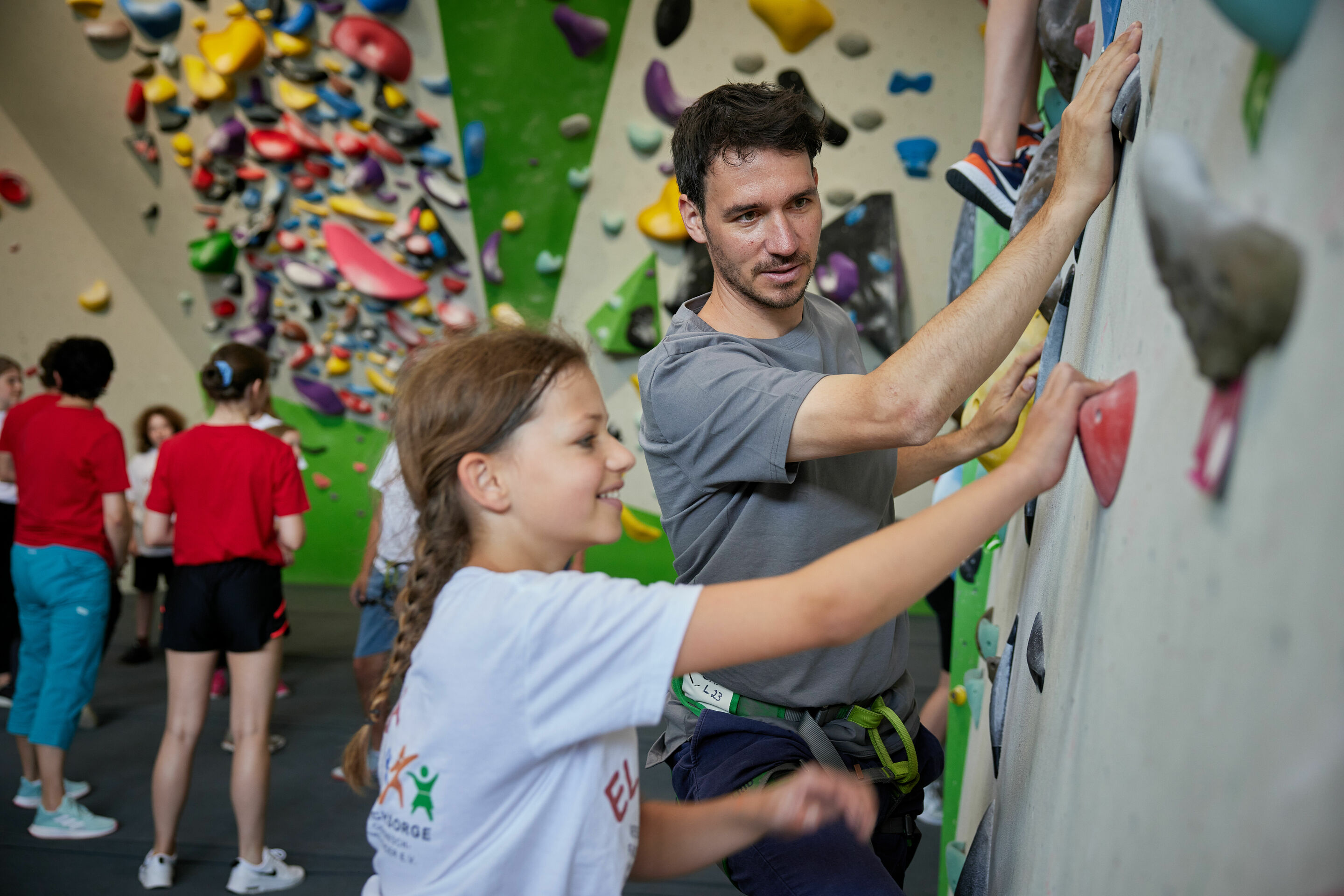 Audi Social Day - Am 24. Juni 2023 sind Audianer_innen für verschiedene soziale Organisationen im Einsatz. Im Bild: Projekt „Klettern mit Geschwistern von schwerkranken Kindern“ für den Verein ELISA, DAV-Kletterhalle, Ingolstadt. Mit am Start: Audi Markenbotschafter...