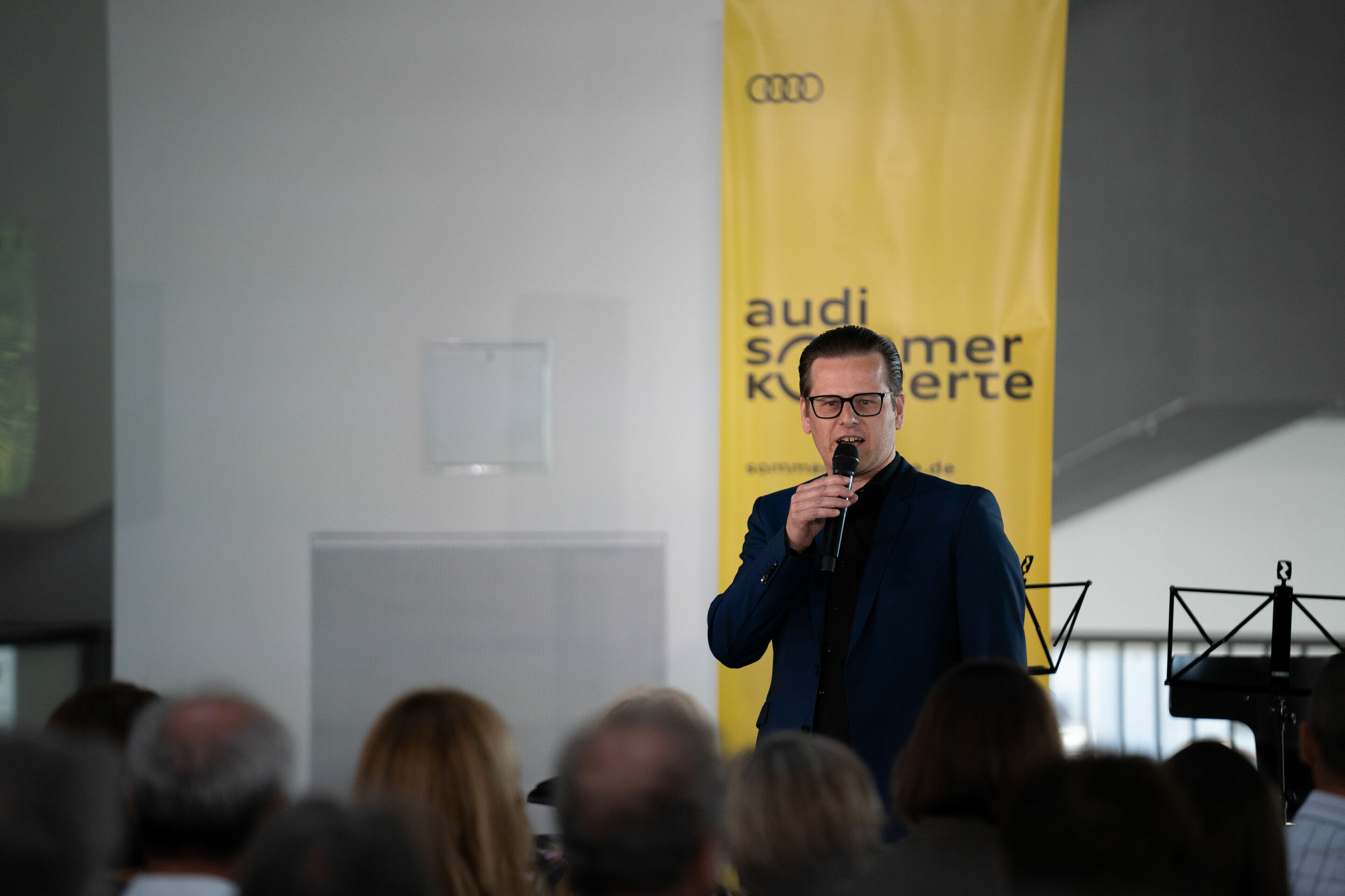 Audi Sommerkonzerte 2023 - Sebastian Wieser, artistic director of the Audi Summer Concerts, welcomes the audience to the Audi museum mobile.