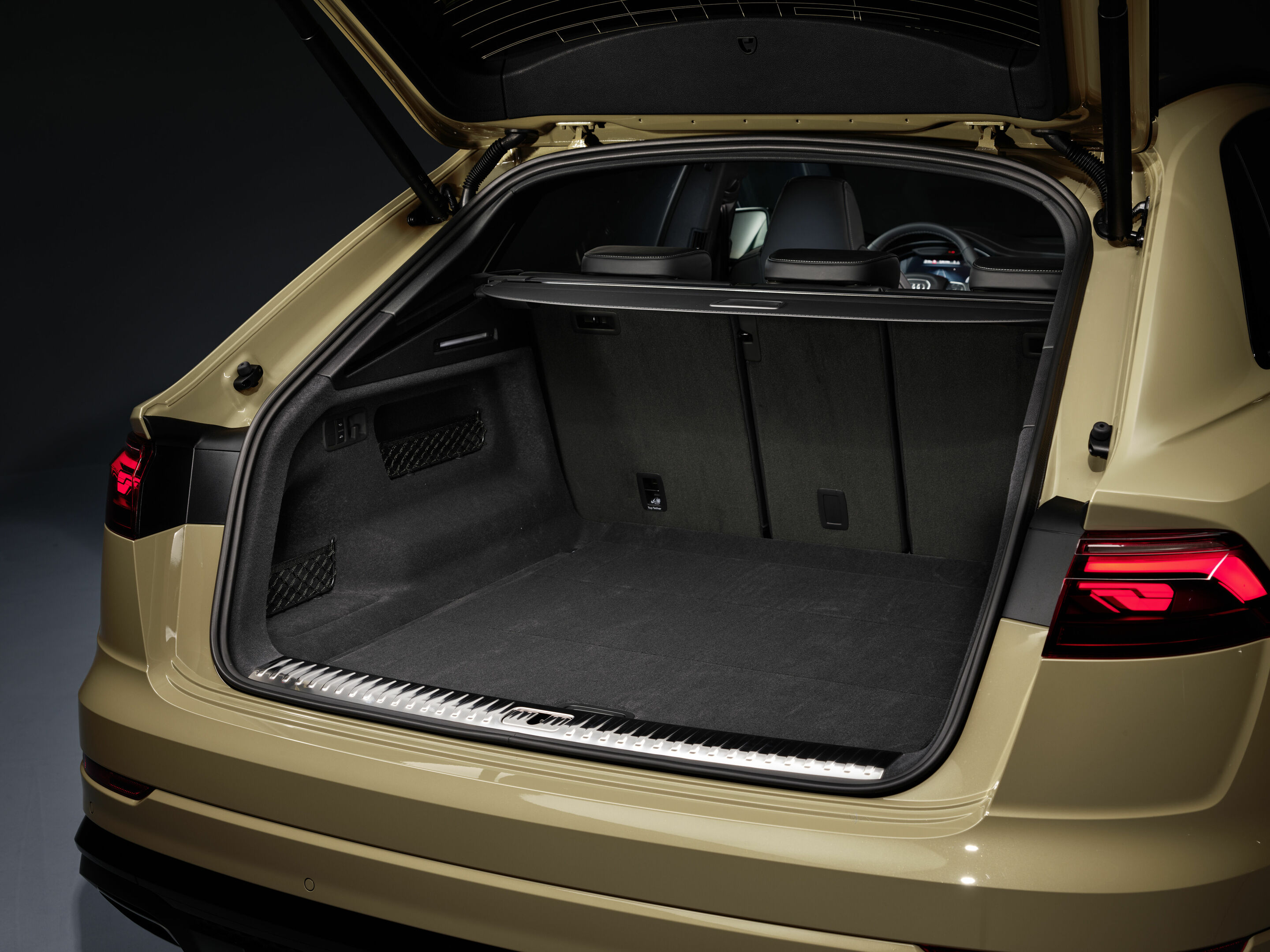Audi Q8 - Gepäckraum, 
Farbe: Sakhirgold Metallic