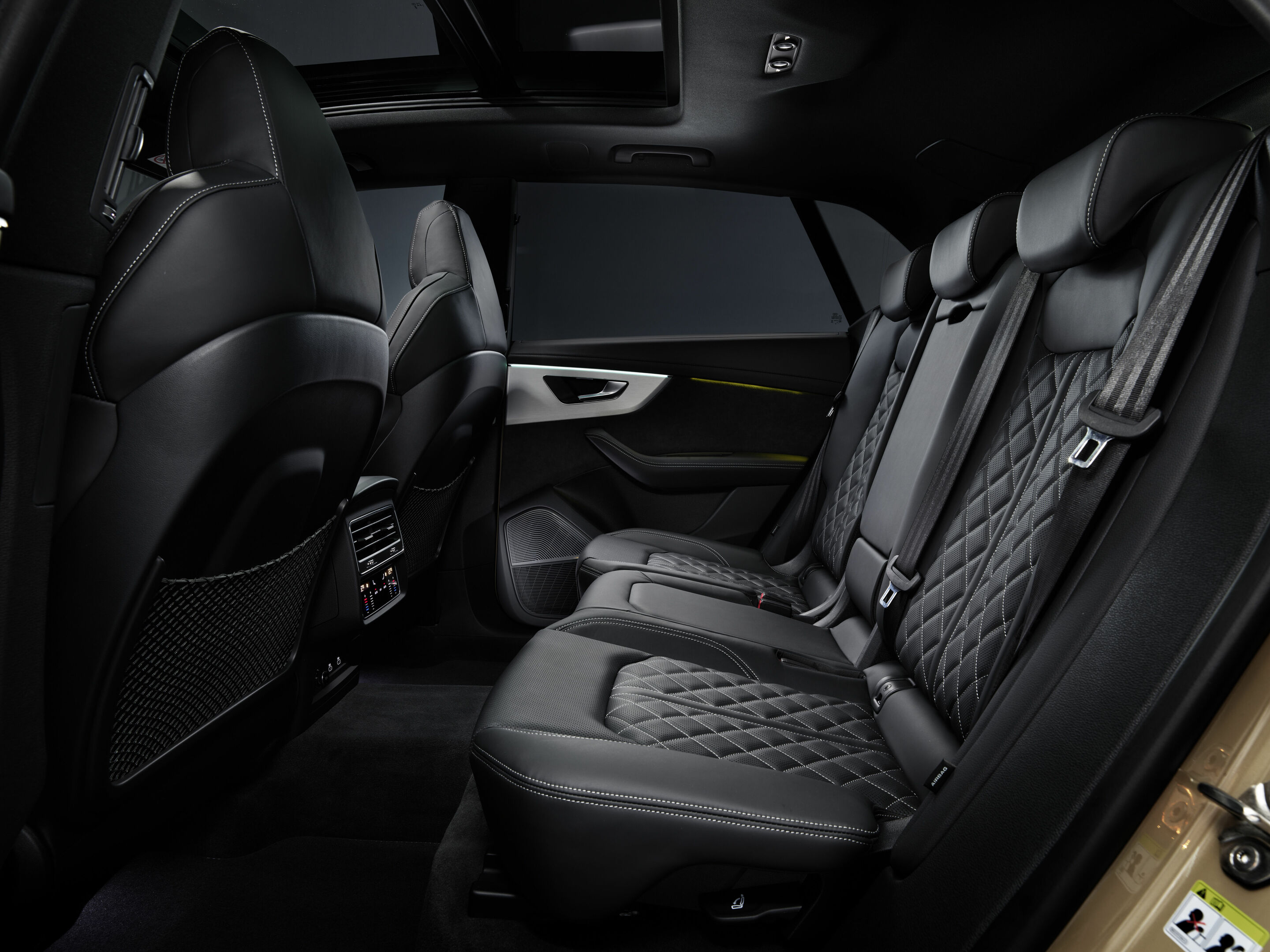 Audi Q8 - Innenraum, 
Farbe: Sakhirgold Metallic