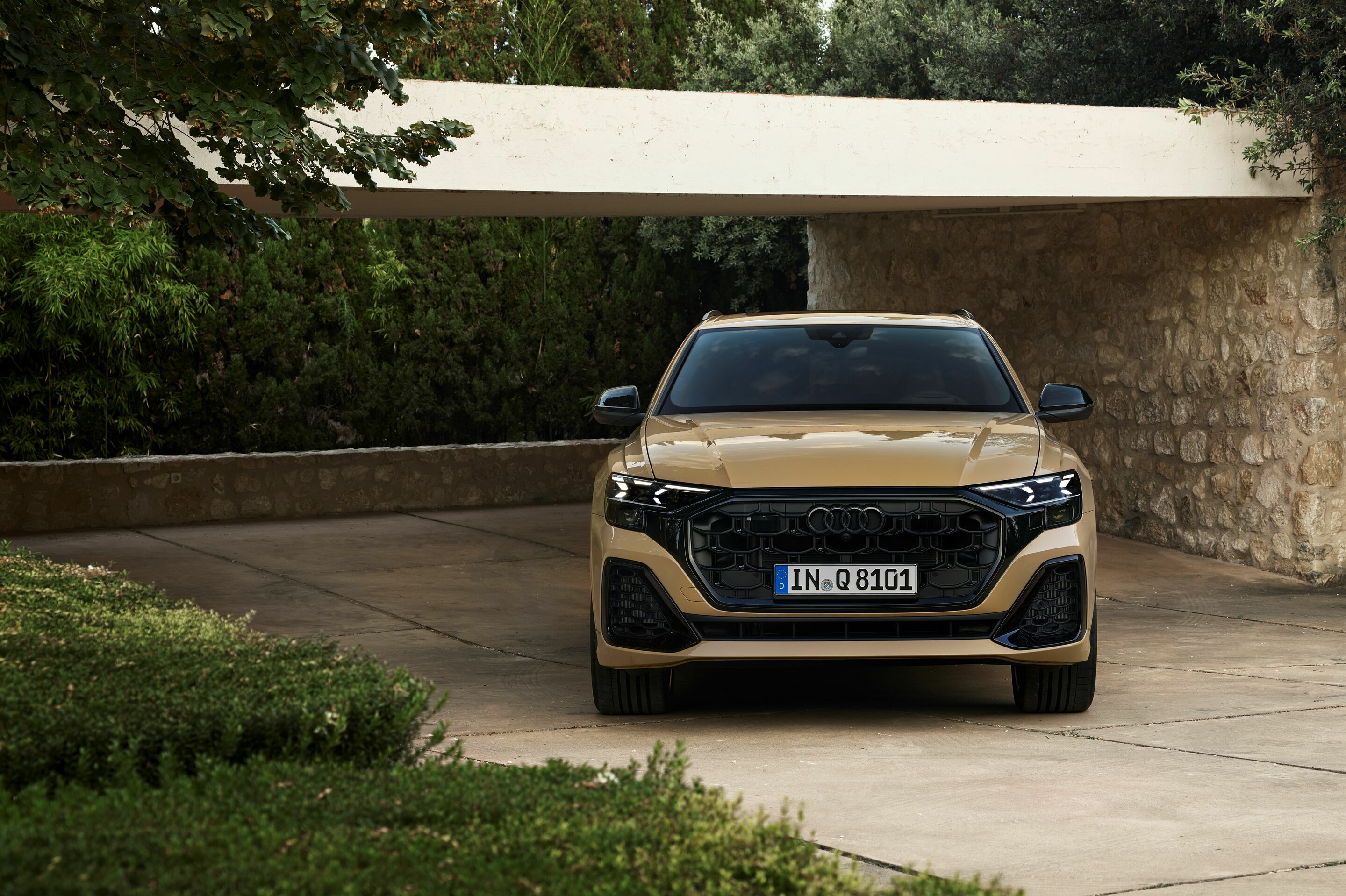 Audi Q8 - Standaufnahme, 
Farbe: Sakhirgold Metallic