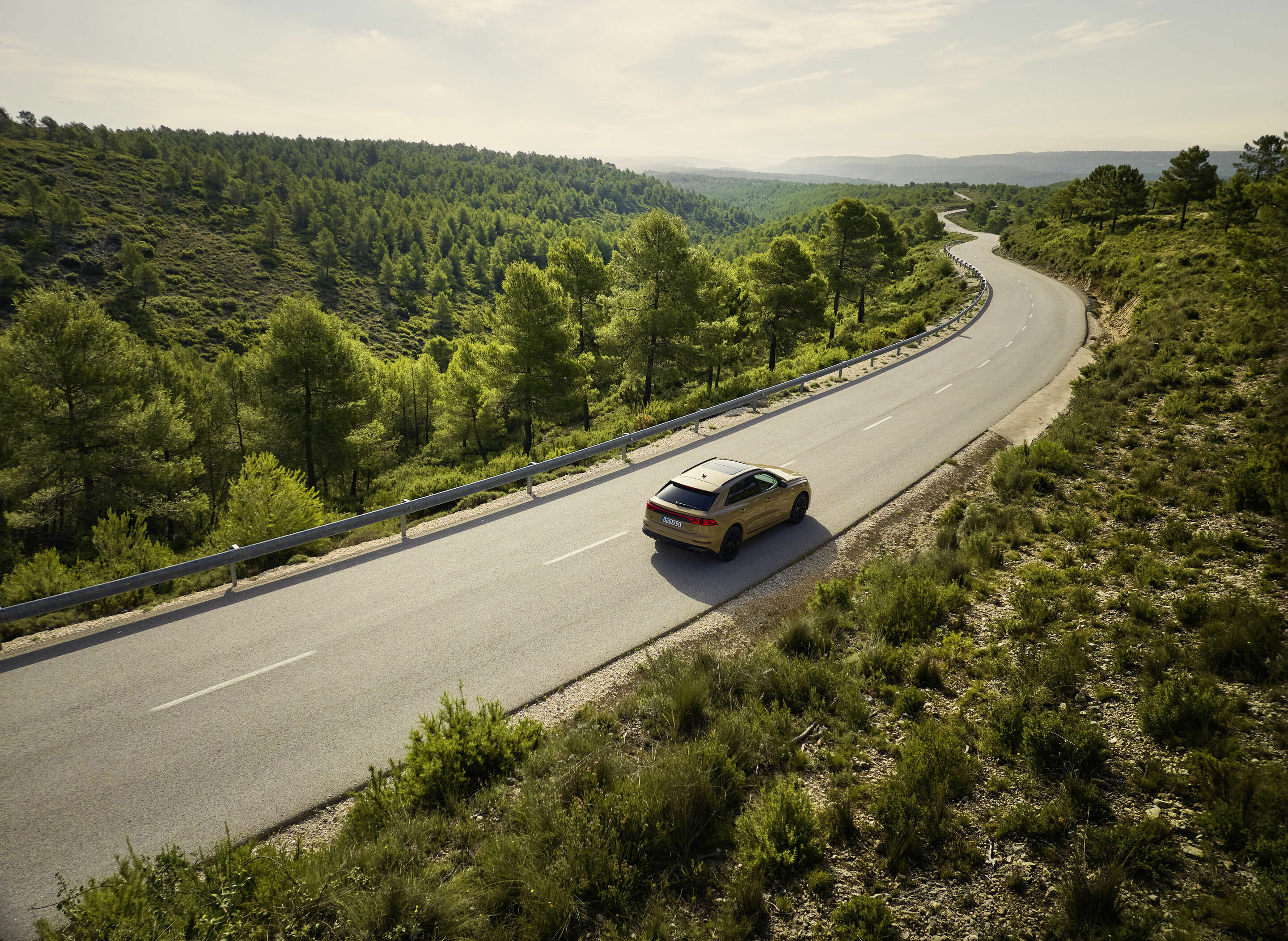 Audi Q8 - Fahraufnahme, 
Farbe: Sakhirgold Metallic