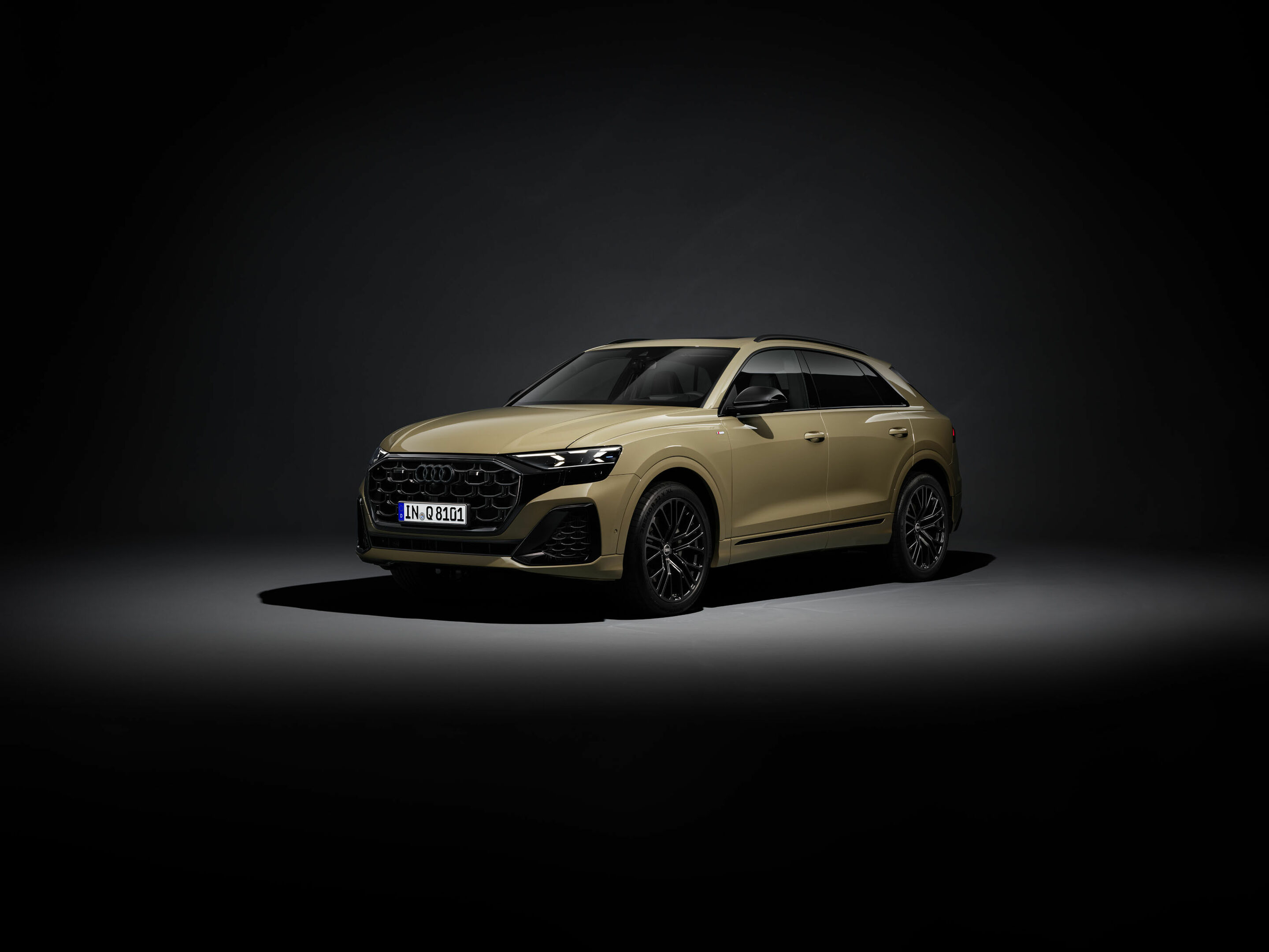 Audi Q8 - Standaufnahme, 
Farbe: Sakhirgold Metallic