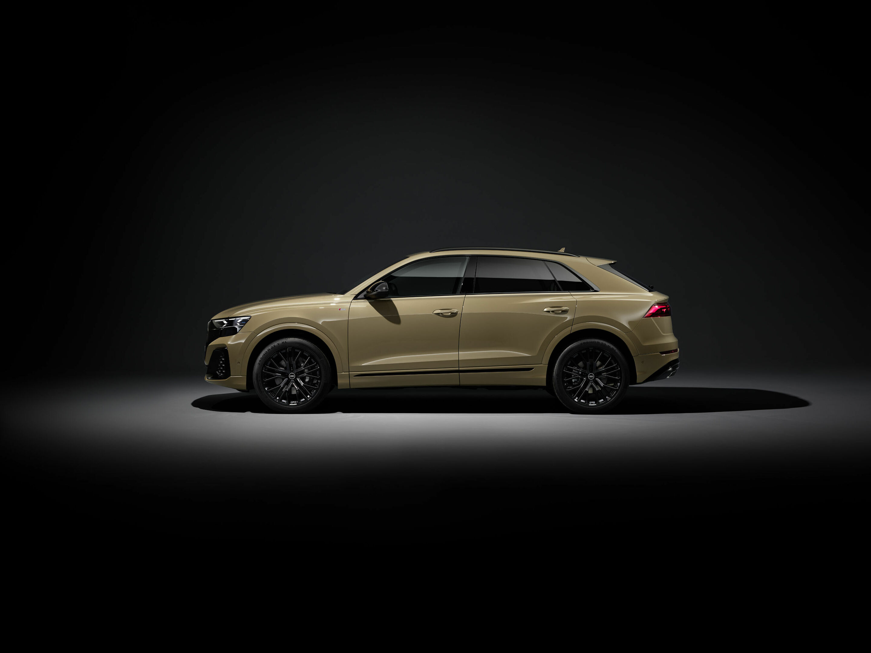 Audi Q8 - Standaufnahme, 
Farbe: Sakhirgold Metallic