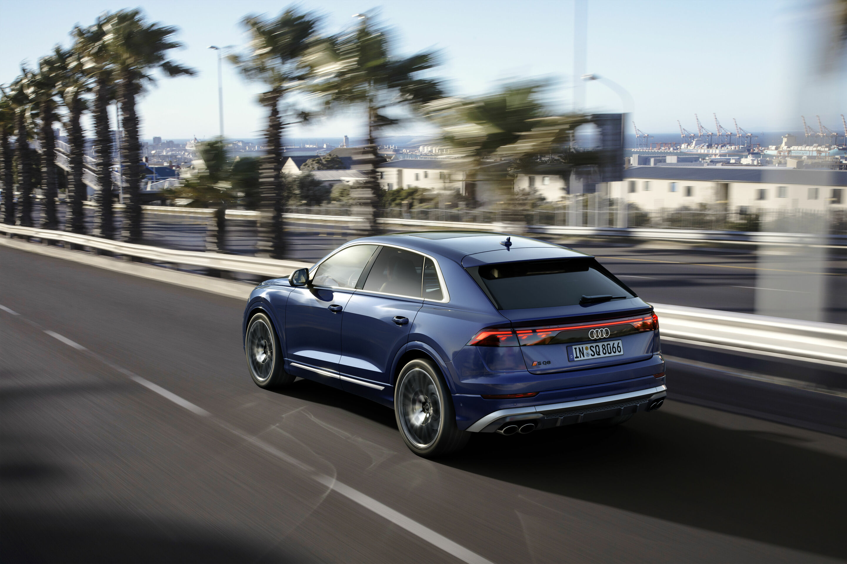 Audi SQ8 TFSI - Dynamic photo,
Colour: Waitomo blue