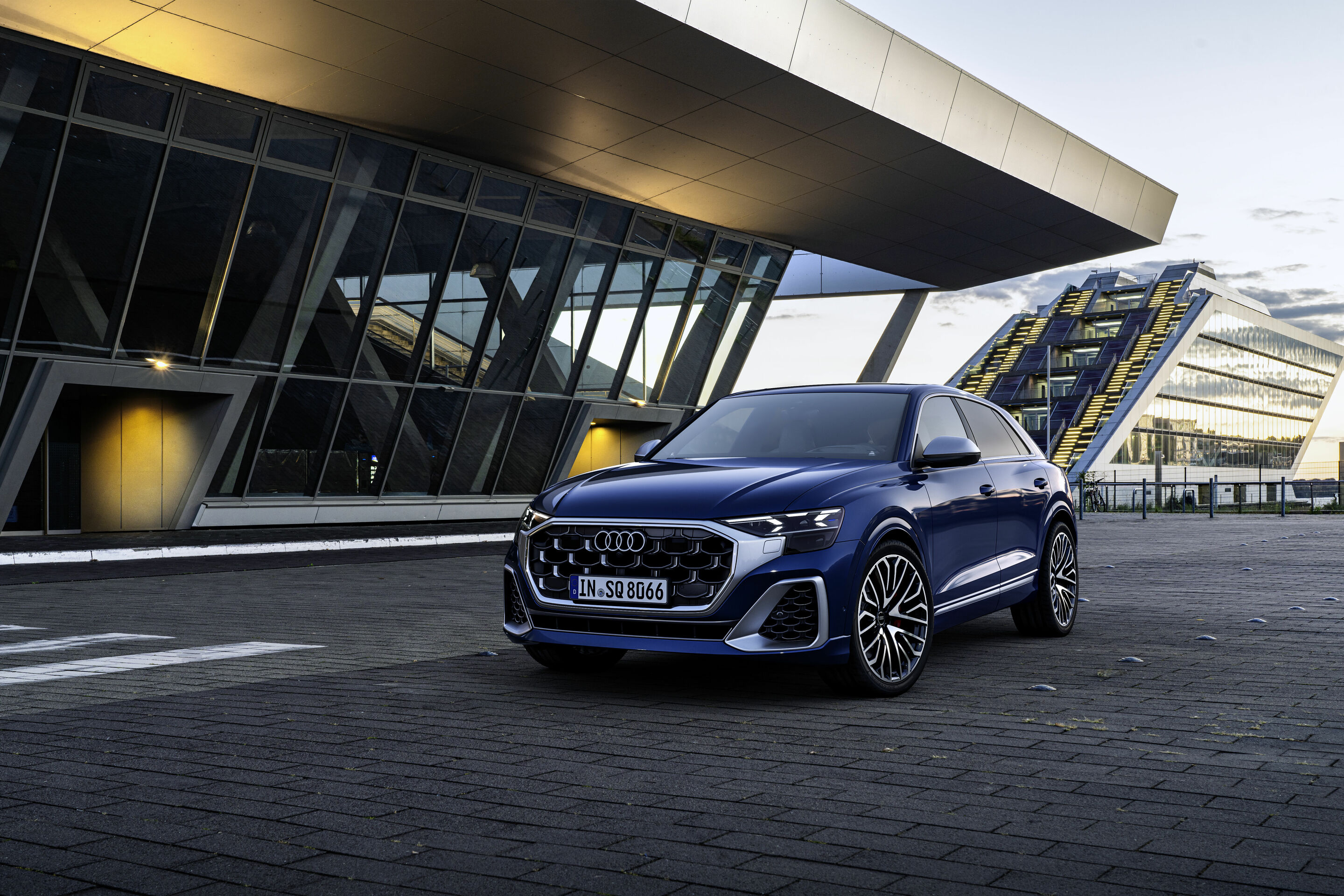 Audi SQ8 TFSI - Static photo,
Colour: Waitomo blue