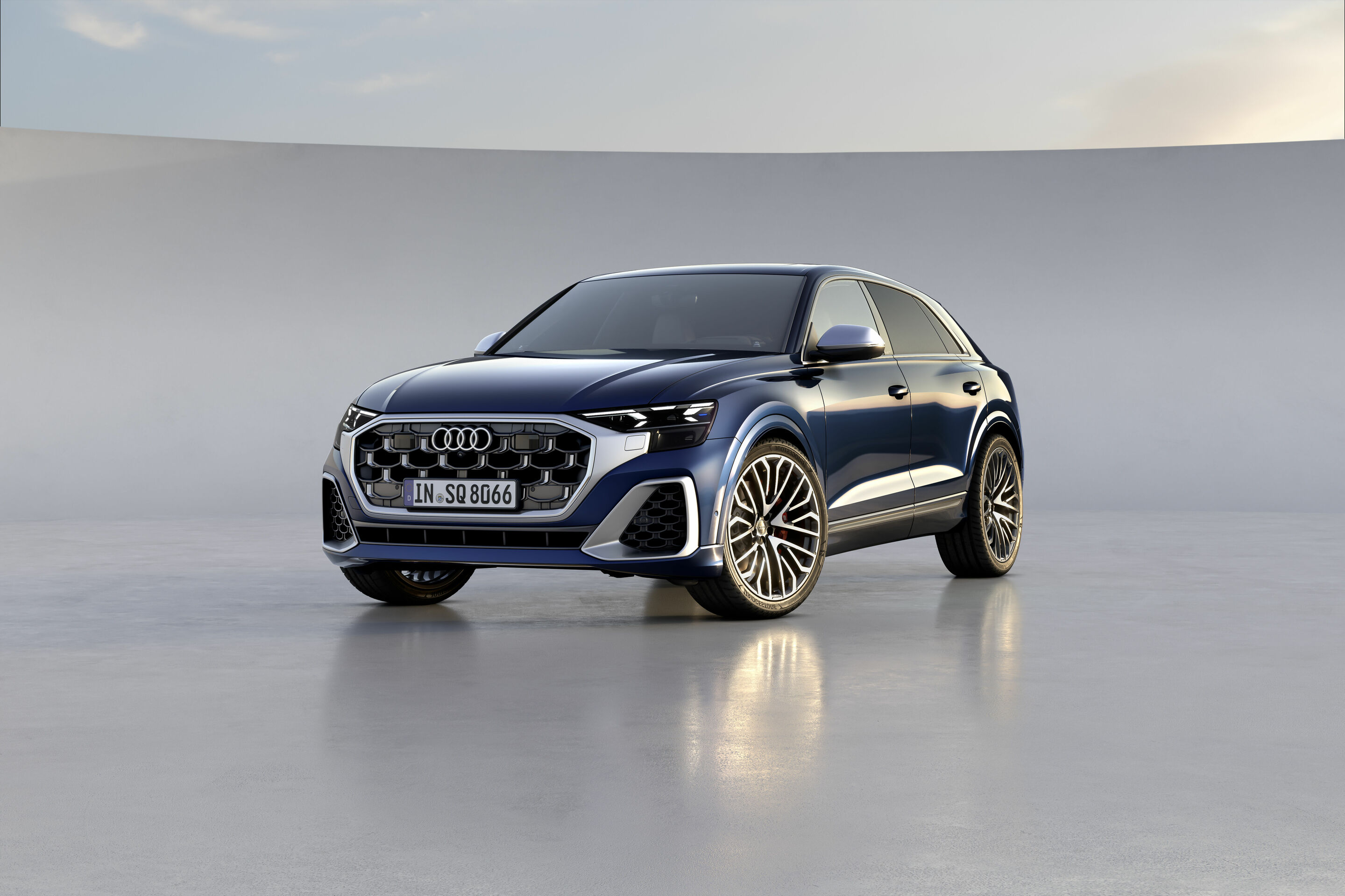 Audi SQ8 TFSI - Standaufnahme, 
Farbe: Waitomoblau