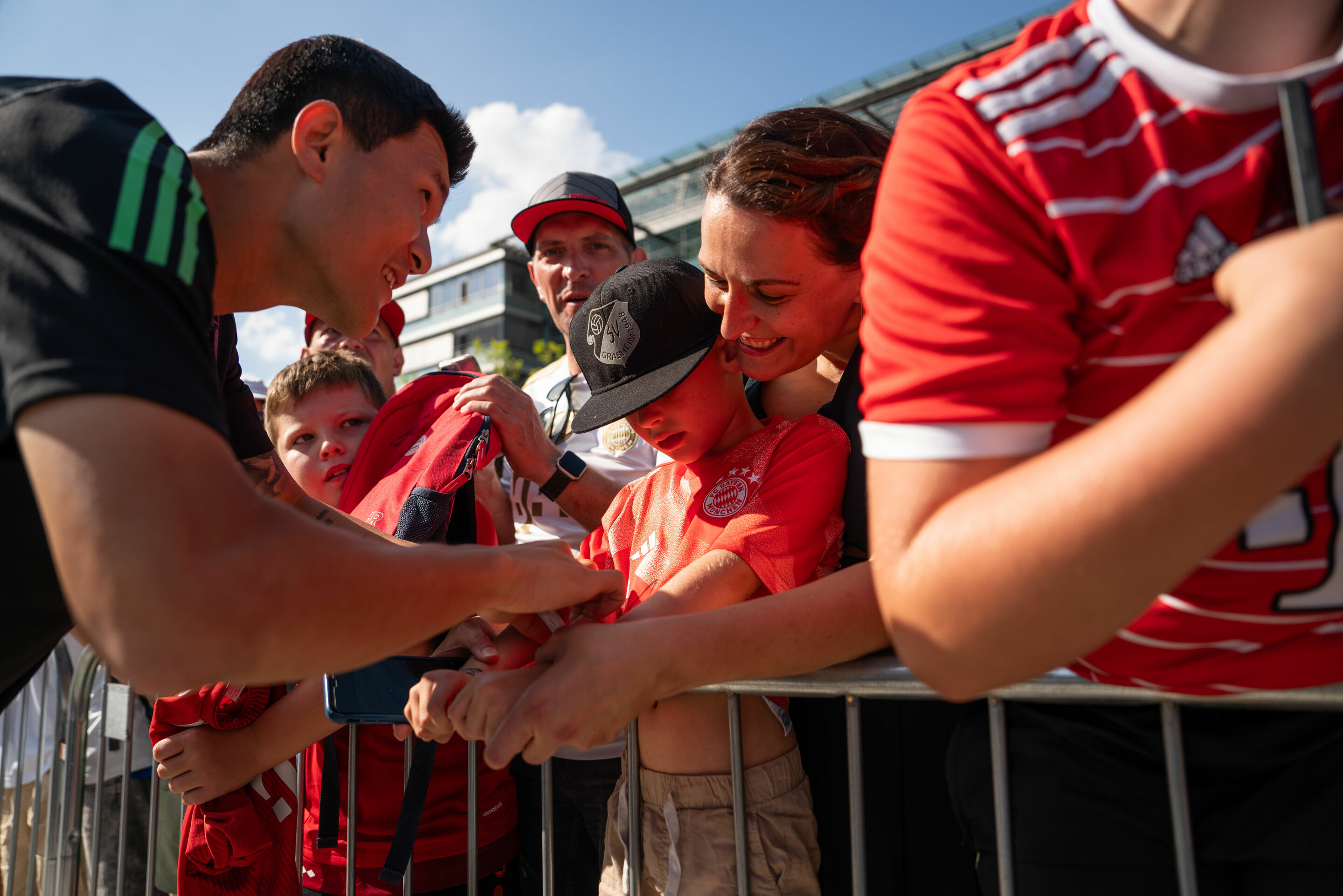 FC Bayern receives new company cars – Audi sells players’ previous cars - Vehicle handover at the Audi Piazza in Ingolstadt: New recruit Minjae Kim from FC Bayern München will be driving an Audi Q8 Sportback 55 e-tron quattro in Mythos Black Metallic...