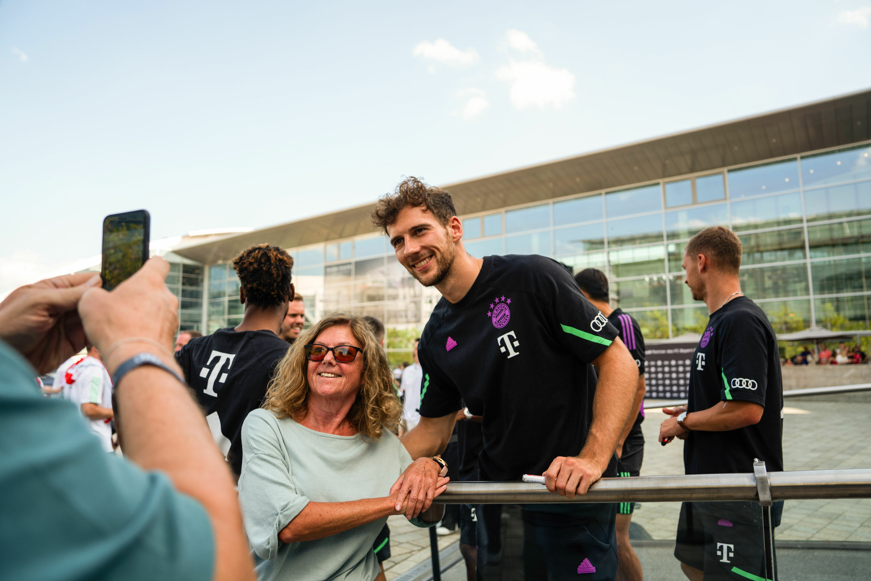 FC Bayern erhält neue Dienstwagen – Audi veräußert Spielerautos - Fahrzeugübergabe auf der Audi Piazza in Ingolstadt: Leon Goretzka vom FC Bayern München fährt in der Saison 2023/24 einen Audi RS e-tron GT in der Farbe Merlin Perleffekt.