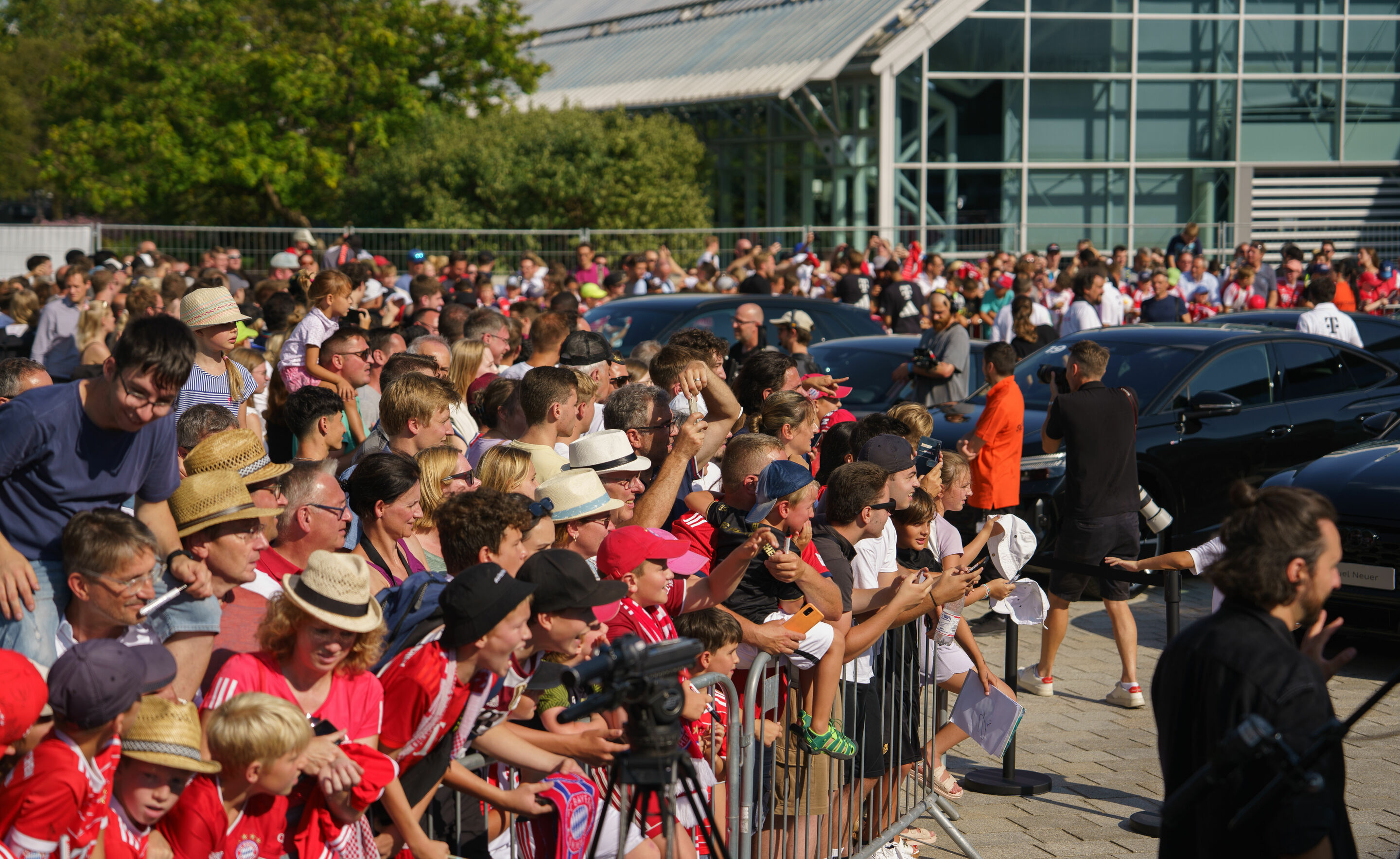 FC Bayern receives new company cars – Audi sells players’ previous cars - Vehicle handover at the Audi Piazza in Ingolstadt