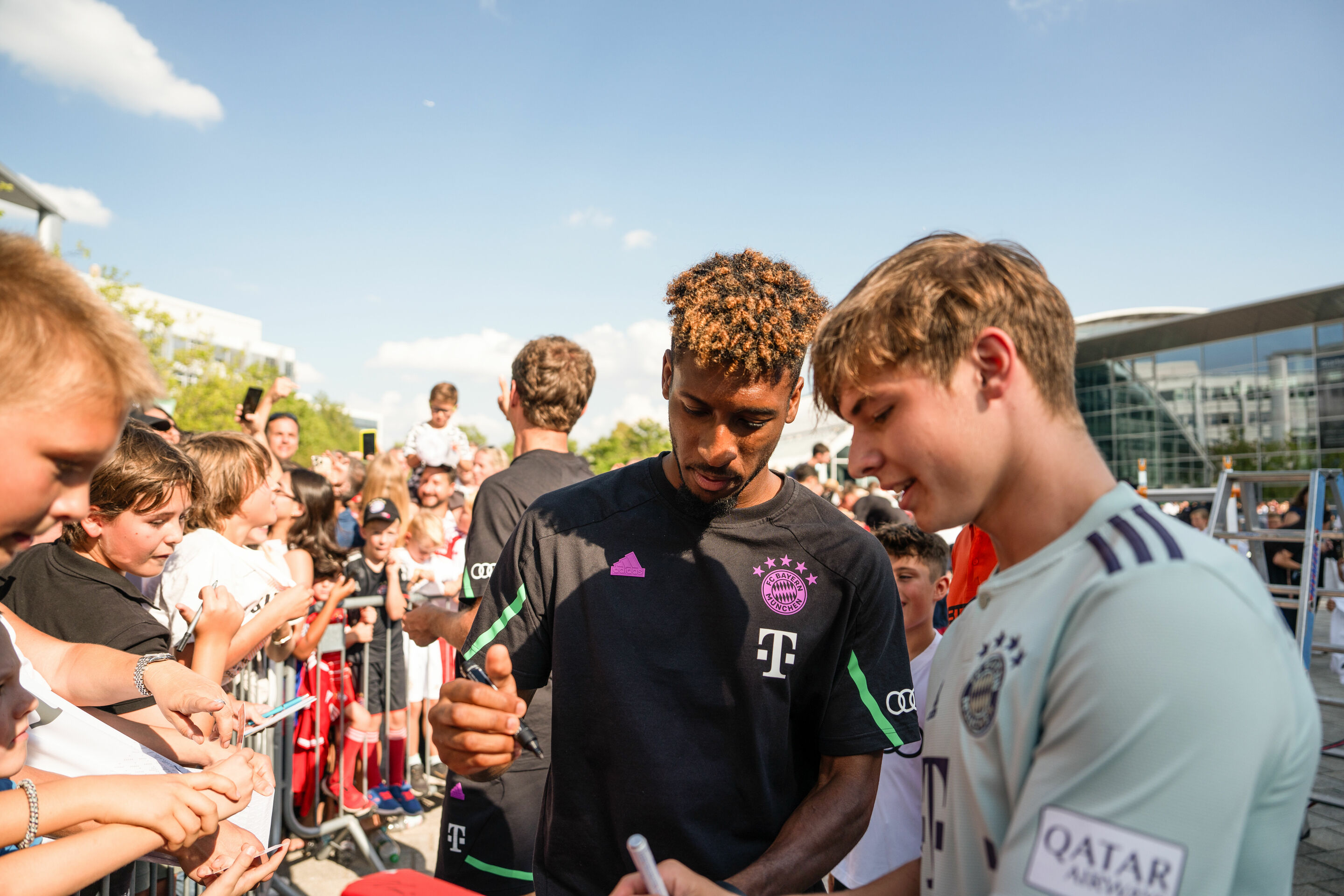FC Bayern erhält neue Dienstwagen – Audi veräußert Spielerautos - Fahrzeugübergabe auf der Audi Piazza in Ingolstadt: Kingsley Coman