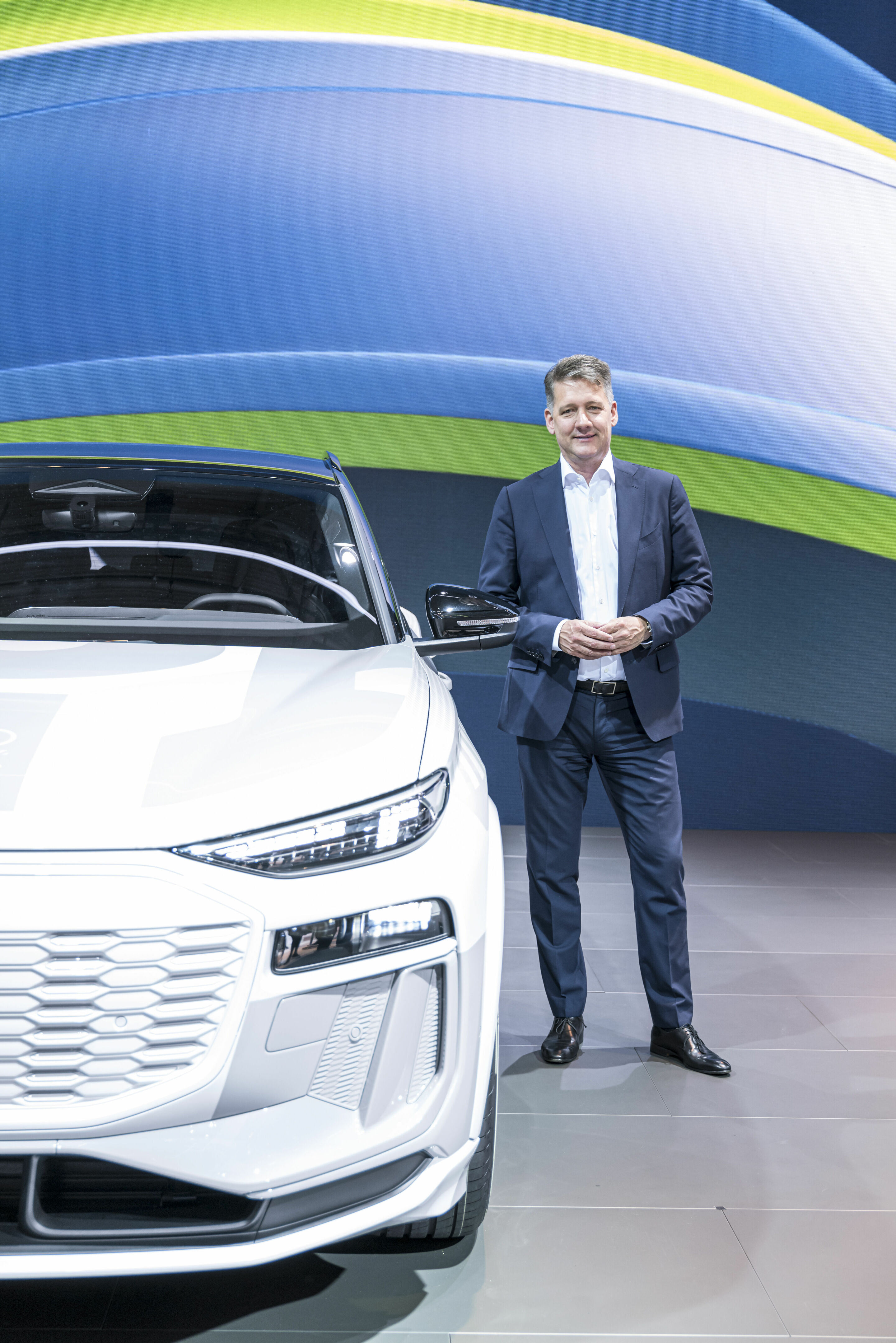 IAA Summit 2023 - Gernot Döllner, Vorsitzender des Vorstands der AUDI AG, mit dem getarnten Prototypen des Audi Q6 e-tron