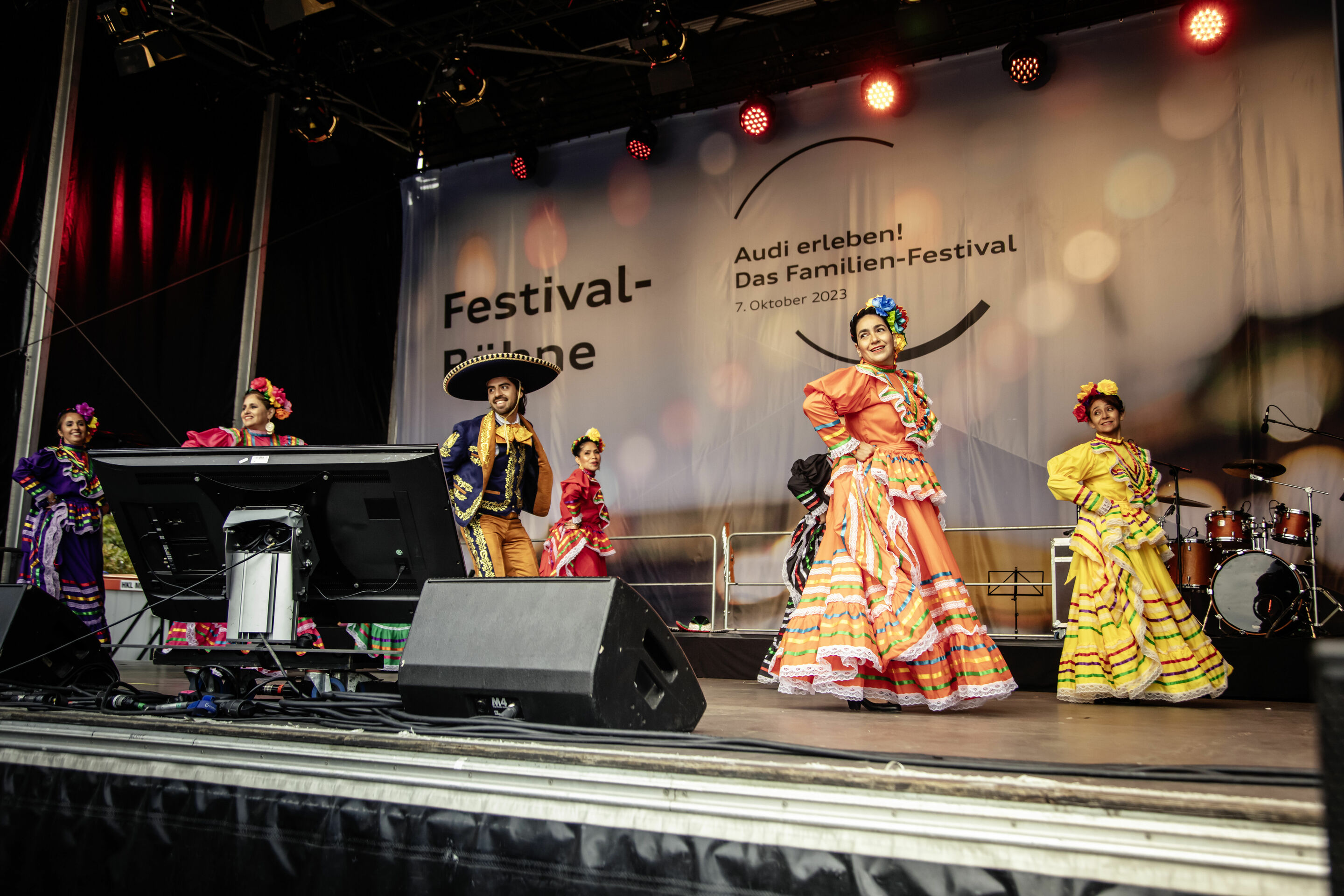 Audi feiert Familien-Festival - Tolle Stimmung beim Audi Familien-Festival am 7. Oktober 2023 in Ingolstadt: mexikanische Folklore mit den México de mis amores.