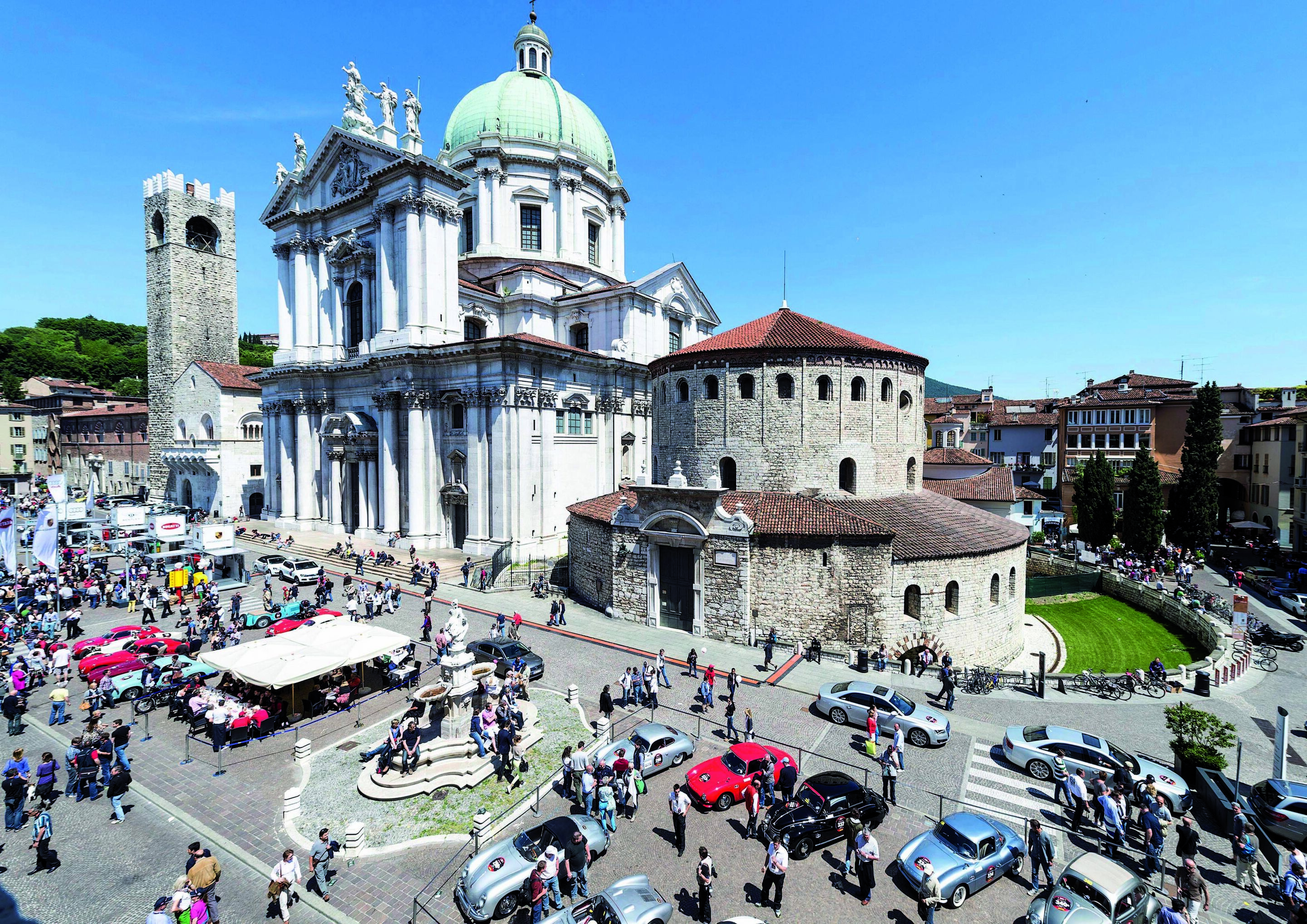 Audi Mille Miglia 2012 - Großer Auftritt der Automobile aus dem Volkswagen Konzern auf der Piazza de Paulo VI in Brescia vor dem Start.