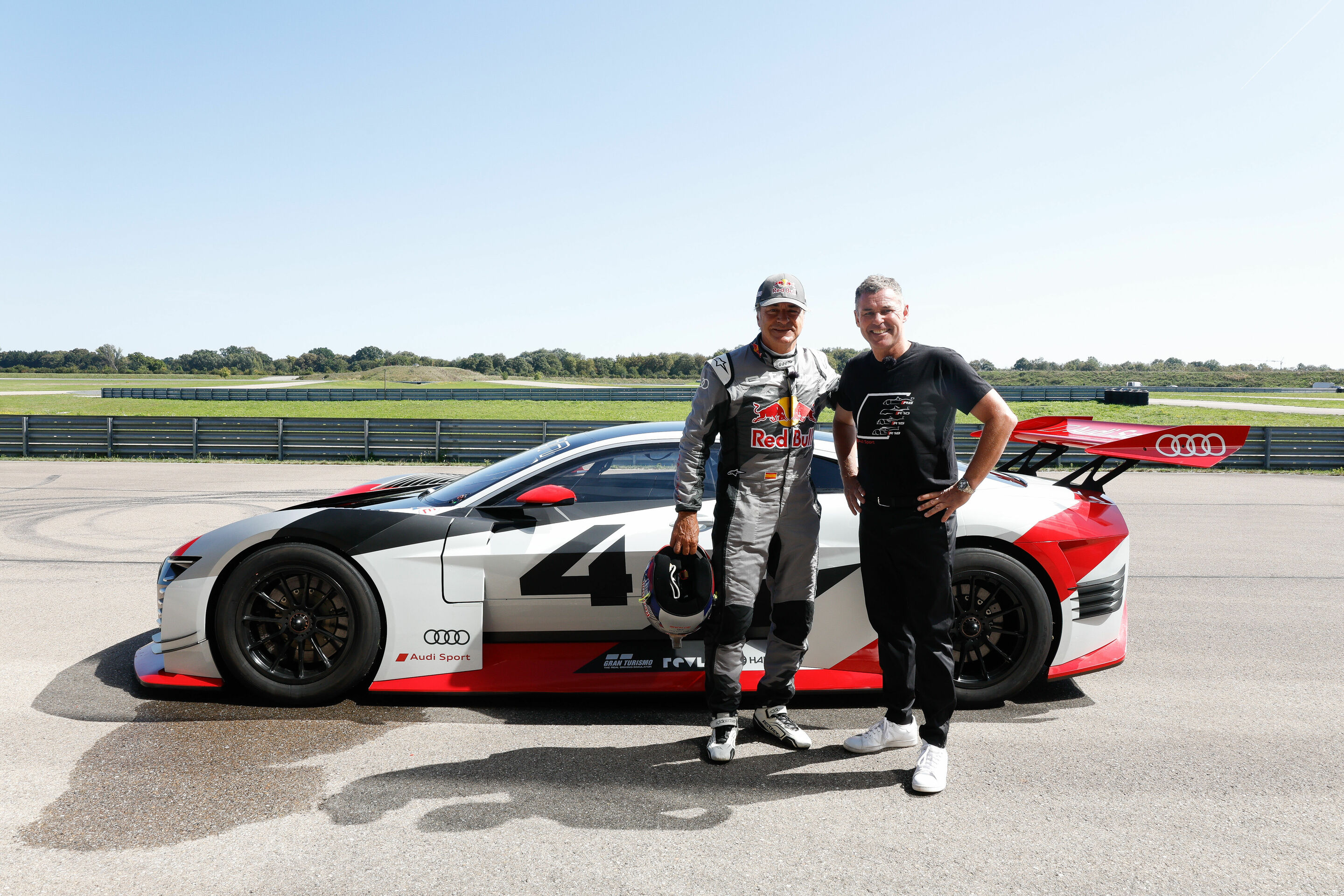 e-tron on track 2023 - Carlos Sainz, Tom Kristensen, Audi e-tron Vision Gran Turismo