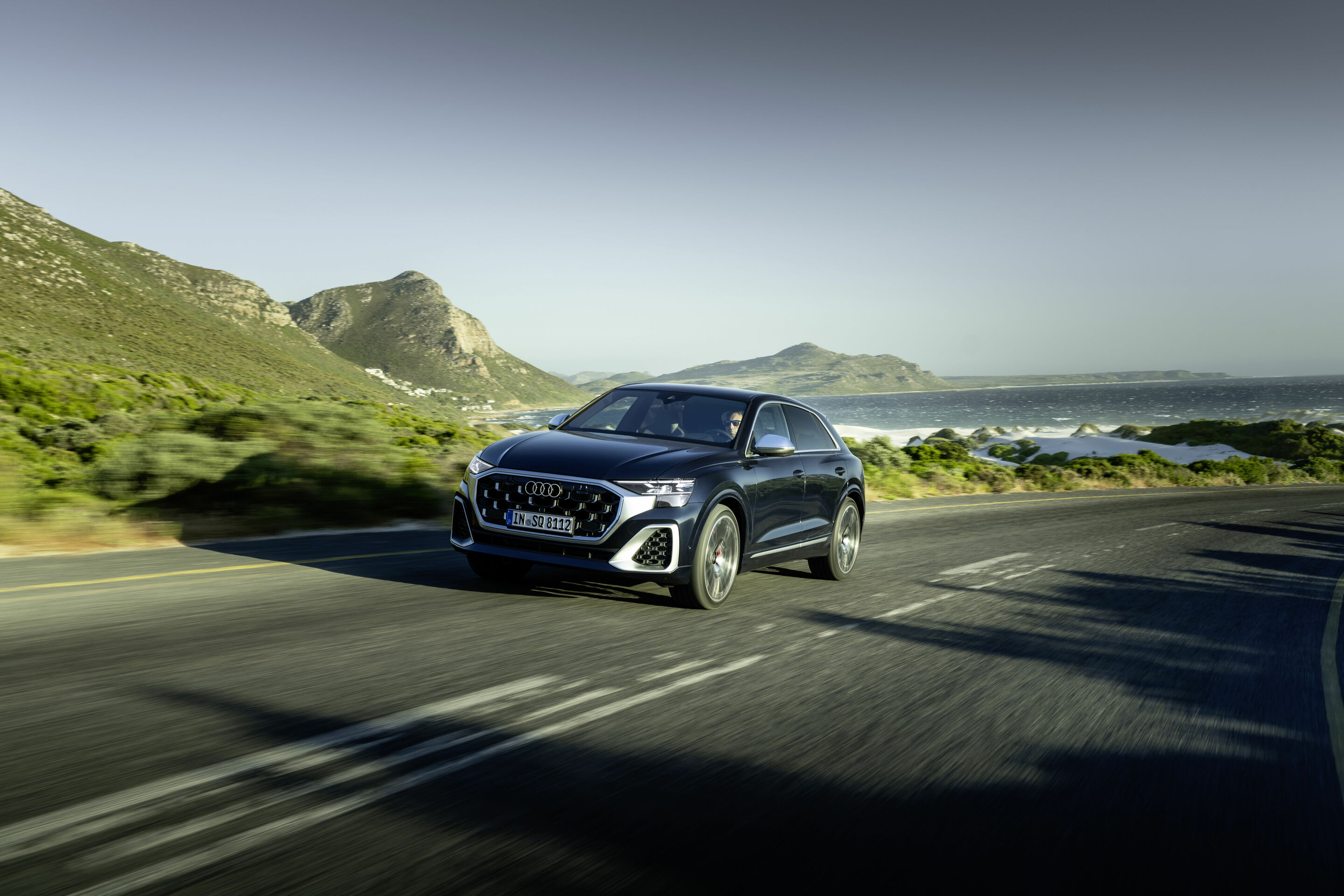Audi SQ8 TFSI - Fahraufnahme,
Farbe: Waitomoblau