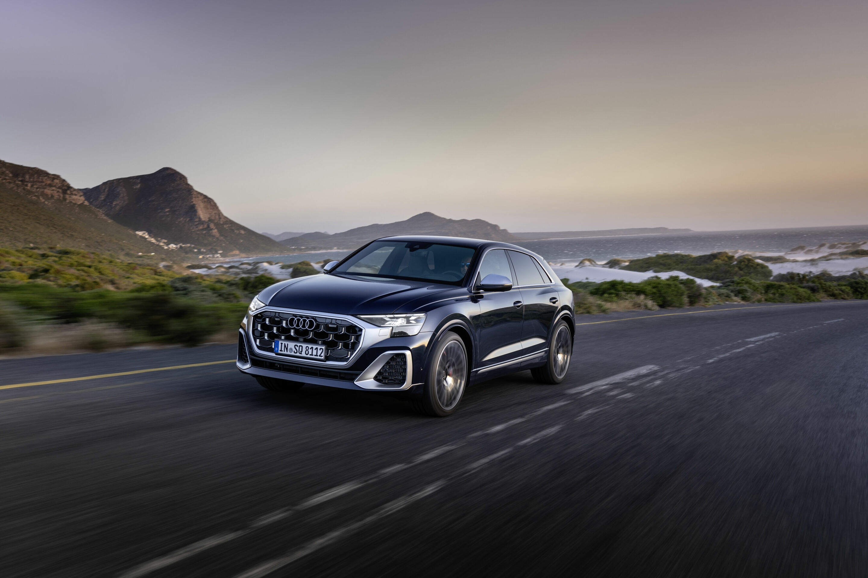 Audi SQ8 TFSI - Fahraufnahme,
Farbe: Waitomoblau