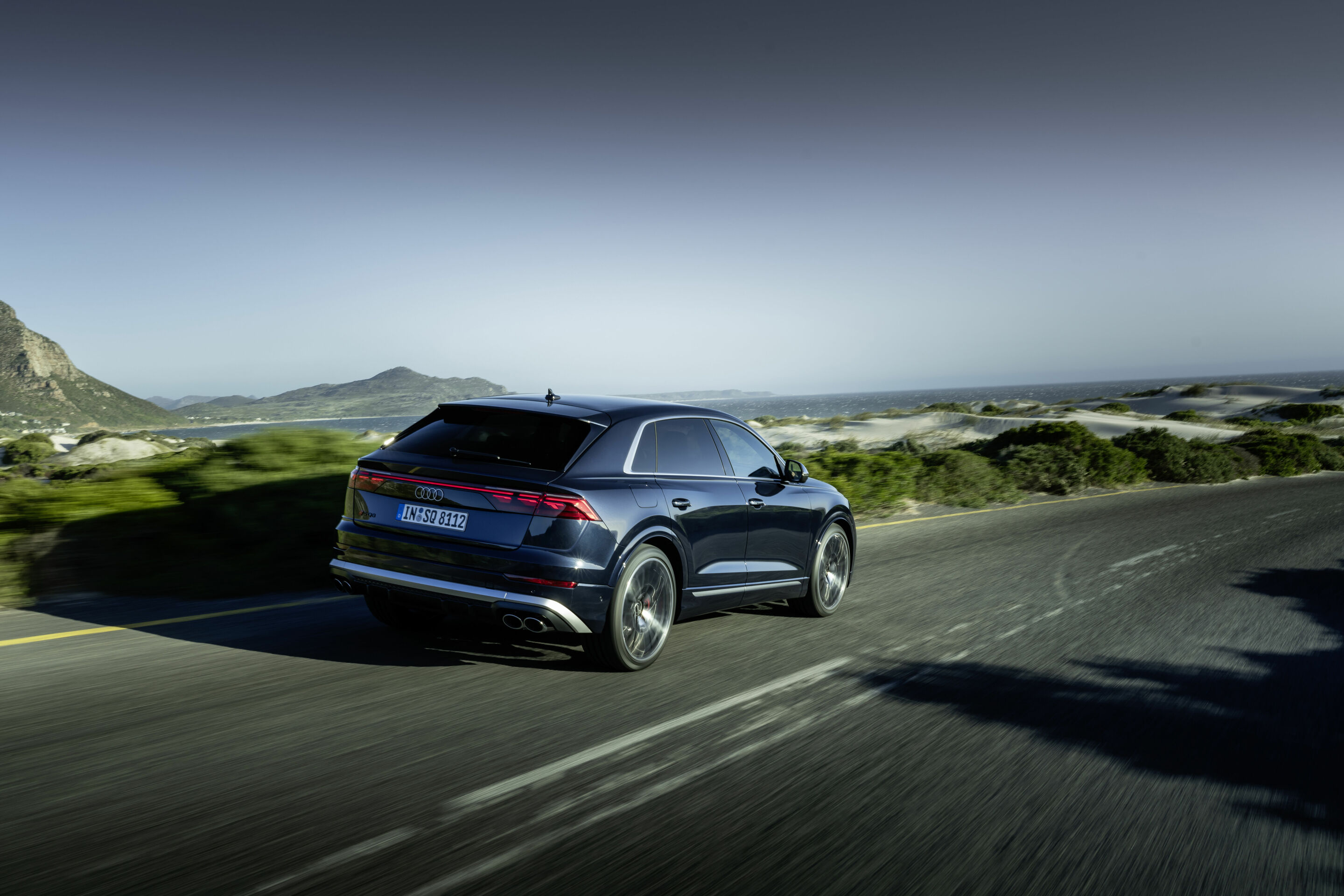 Audi SQ8 TFSI - Fahraufnahme,
Farbe: Waitomoblau