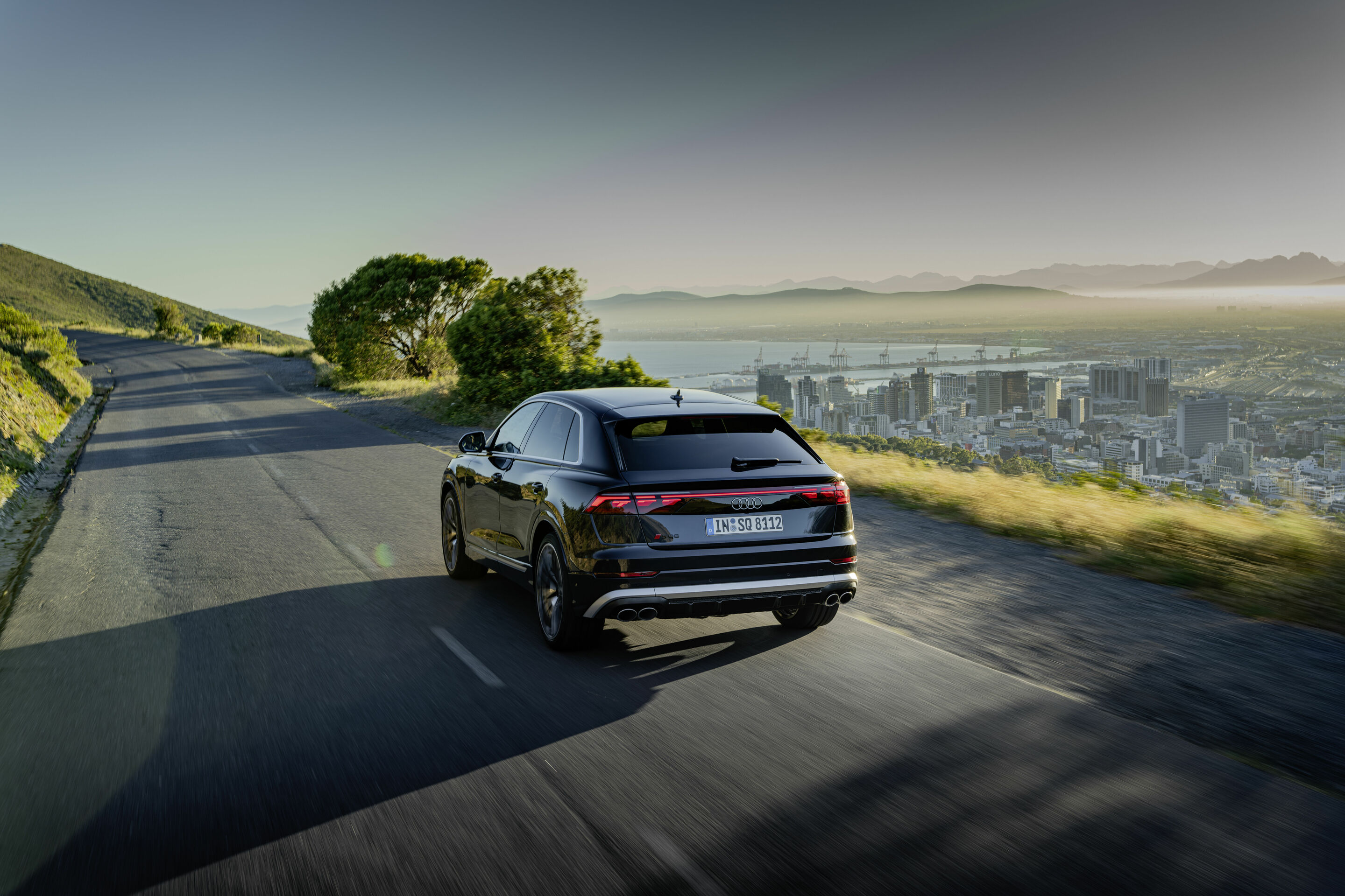 Audi SQ8 TFSI - Fahraufnahme,
Farbe: Waitomoblau