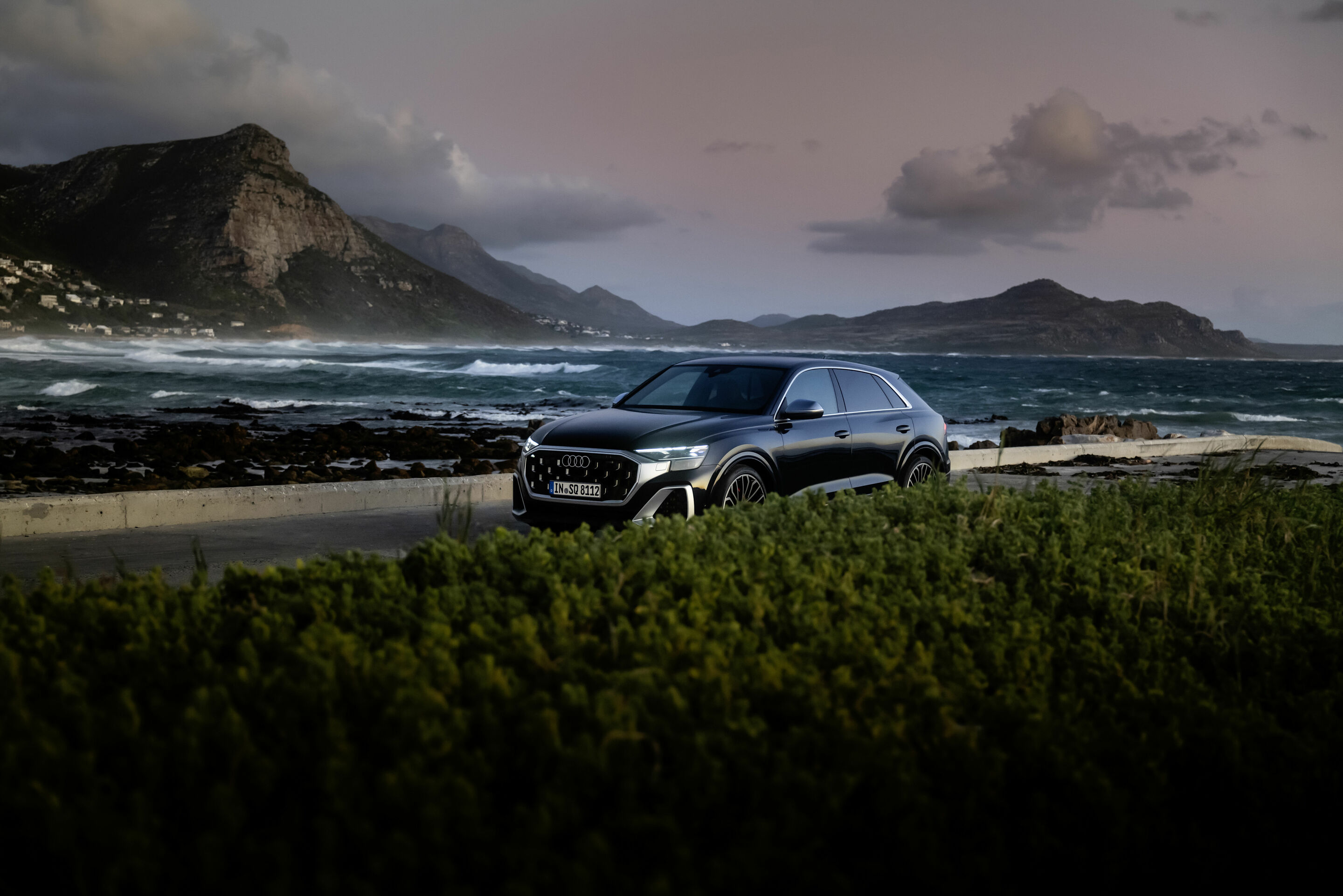 Audi SQ8 TFSI - Standaufnahme,
Farbe: Waitomoblau