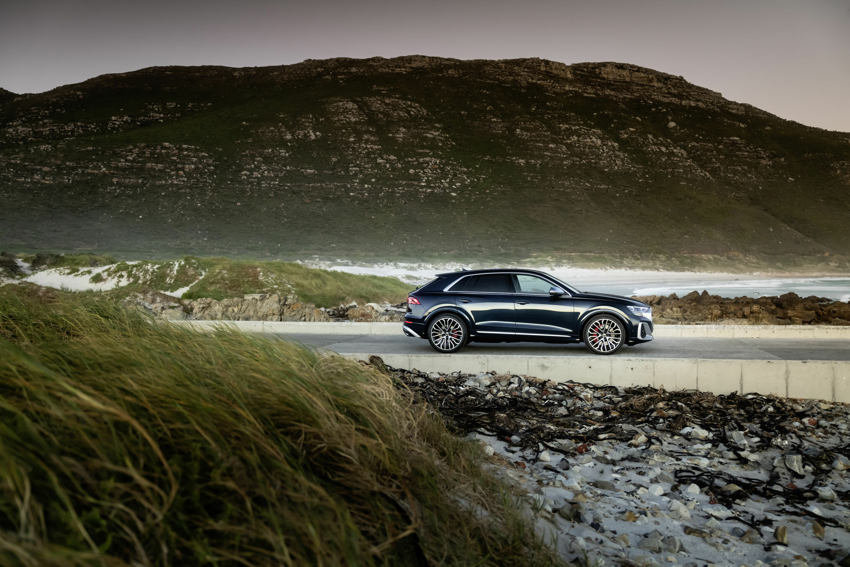 Audi SQ8 TFSI - Standaufnahme,
Farbe: Waitomoblau