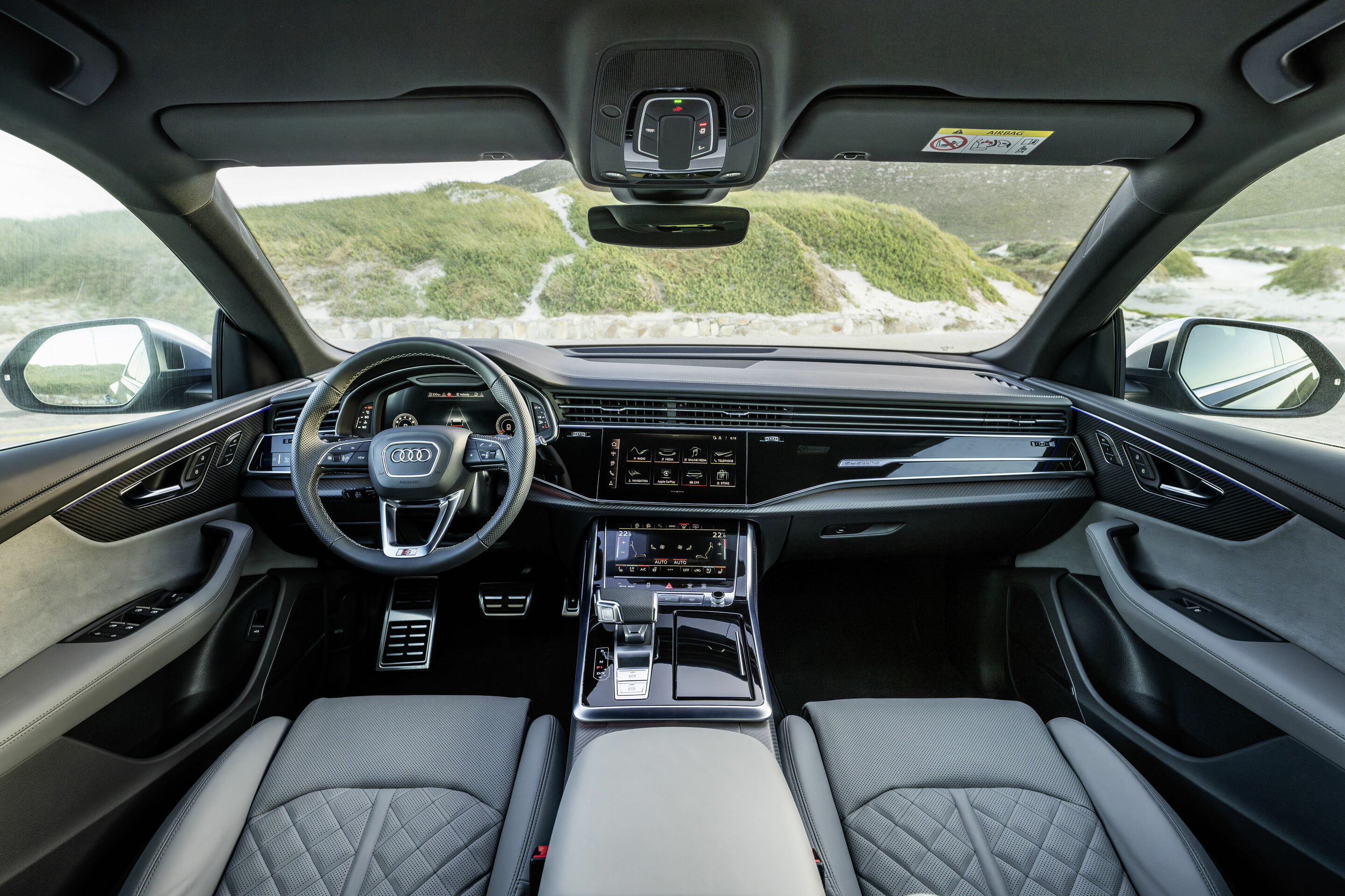 Audi SQ8 TFSI - Cockpit,
Farbe: Waitomoblau