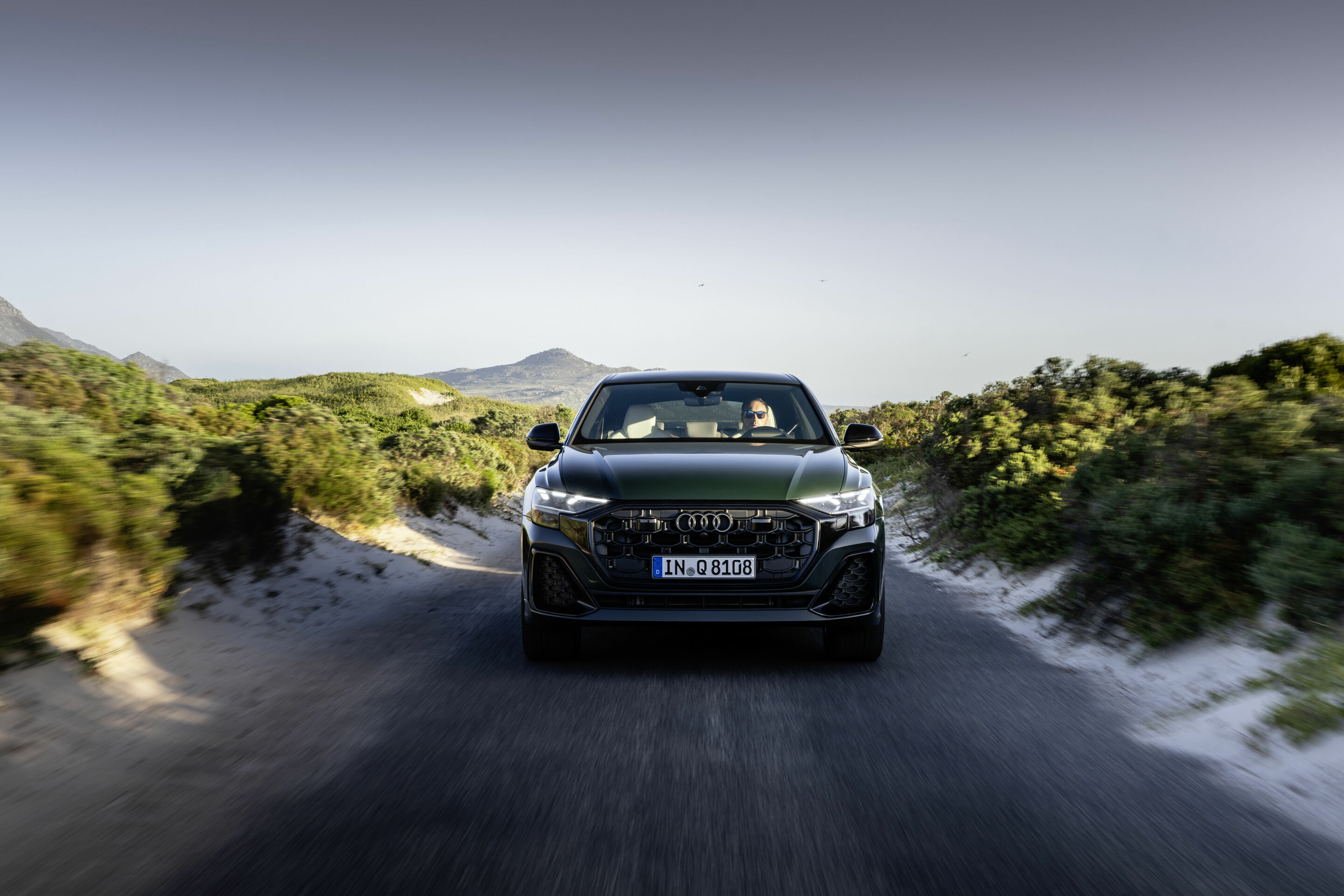 Audi Q8 - Fahraufnahme,
Individuallackierung Audi exclusive (Goodwoodgrün Perleffekt)