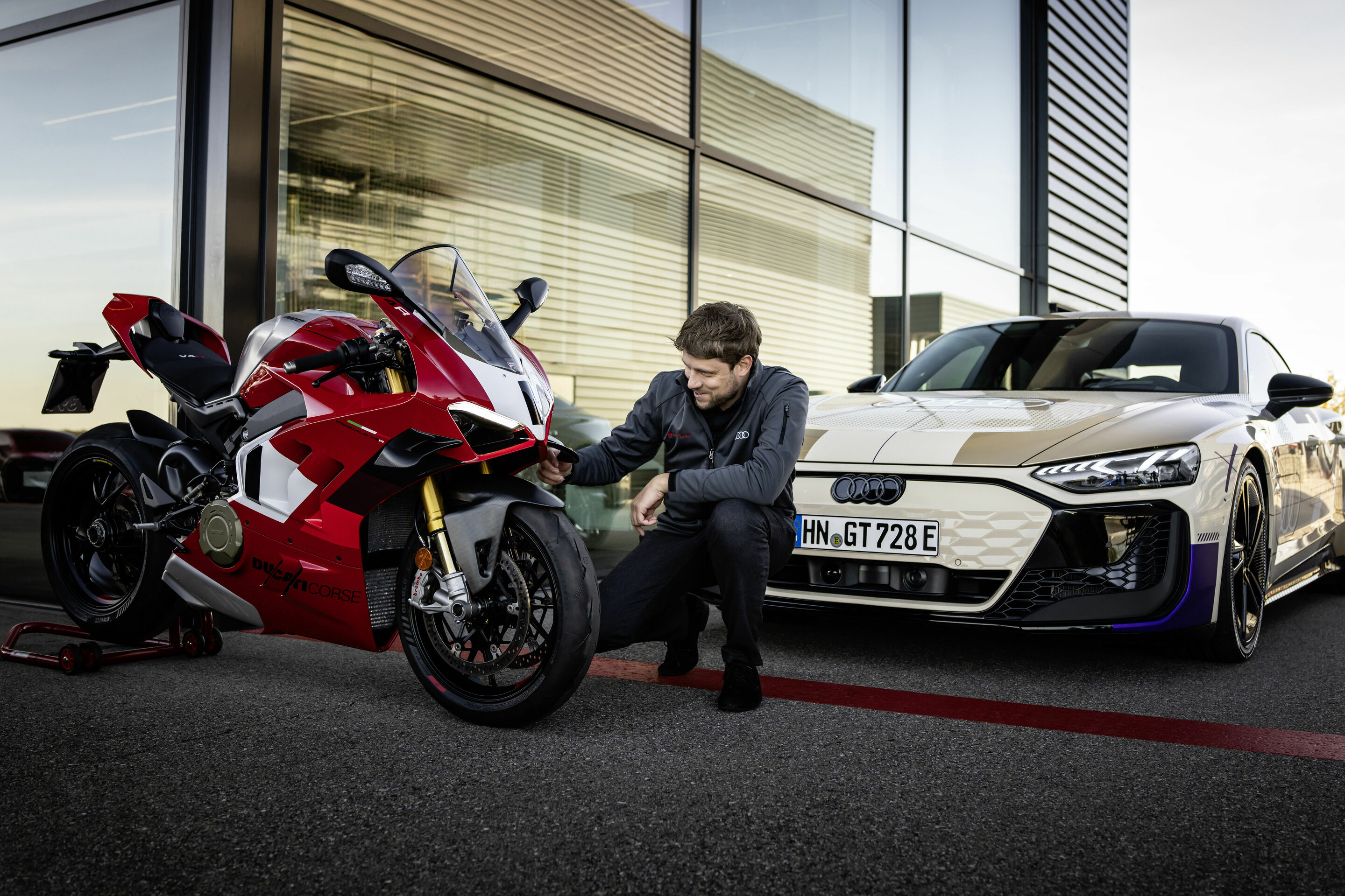 Audi e-tron GT Prototyp - Beeindruckende Performance: Jaan Mattes Reiling, Technischer Projektleiter bei Audi in Neckarsulm, neben der Ducati Panigale V4 R.