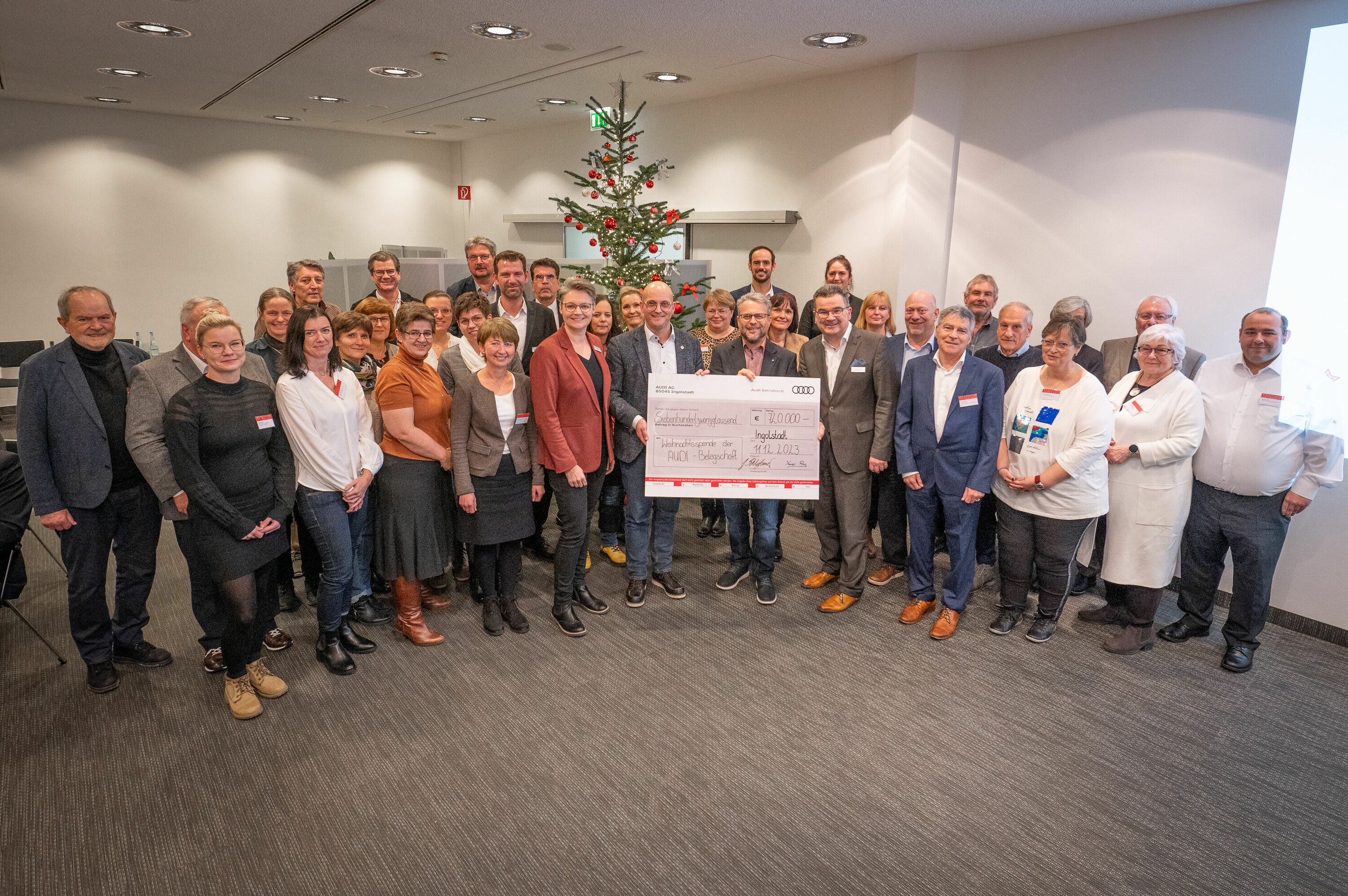 Christmas donation: Audi employees support regional organizations with 720,000 euros