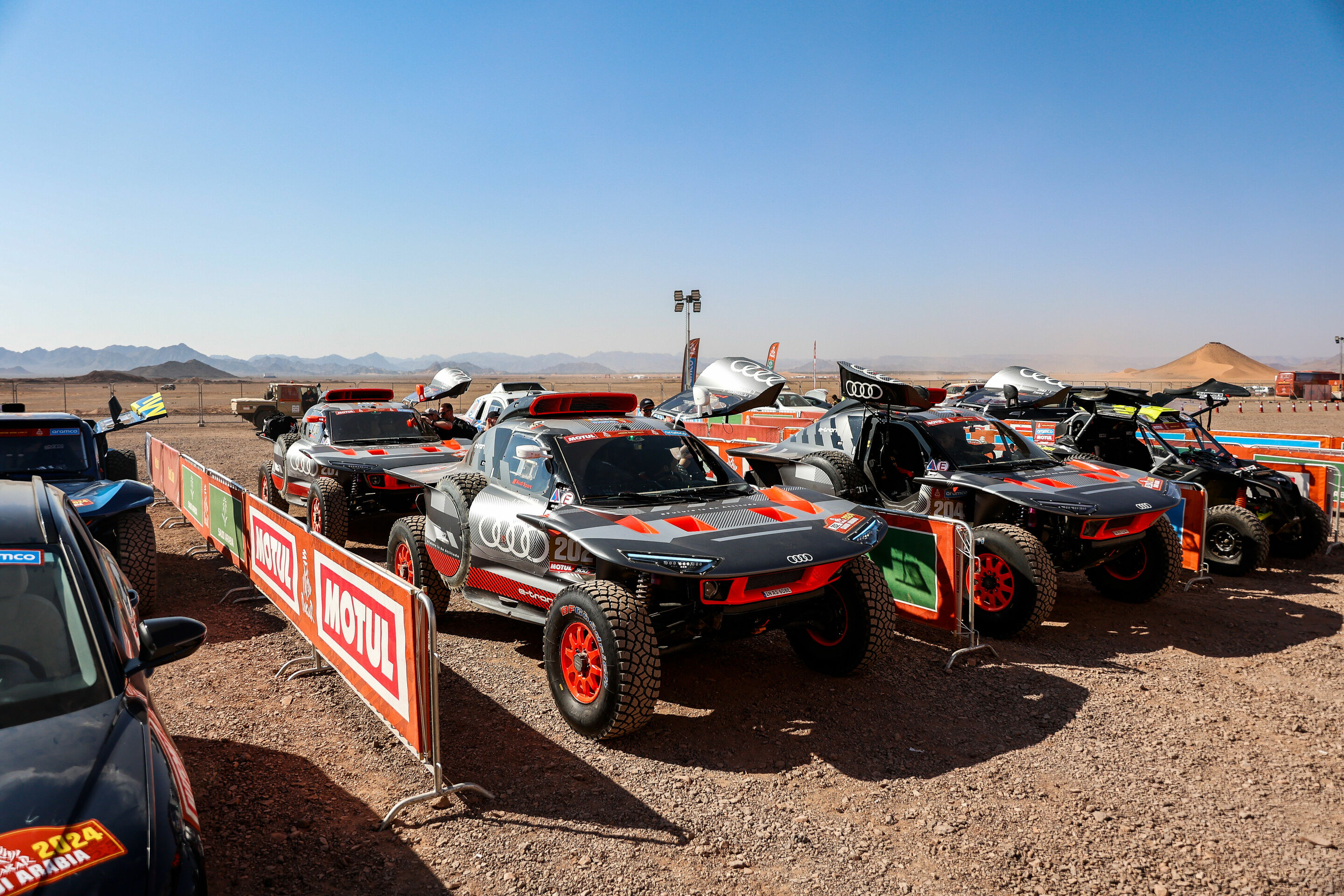 Dakar Rally 2024 - Audi RS Q e-tron #202 (Team Audi Sport), Stéphane Peterhansel/Edouard Boulanger, Audi RS Q e-tron #204 (Team Audi Sport), Carlos Sainz/Lucas Cruz