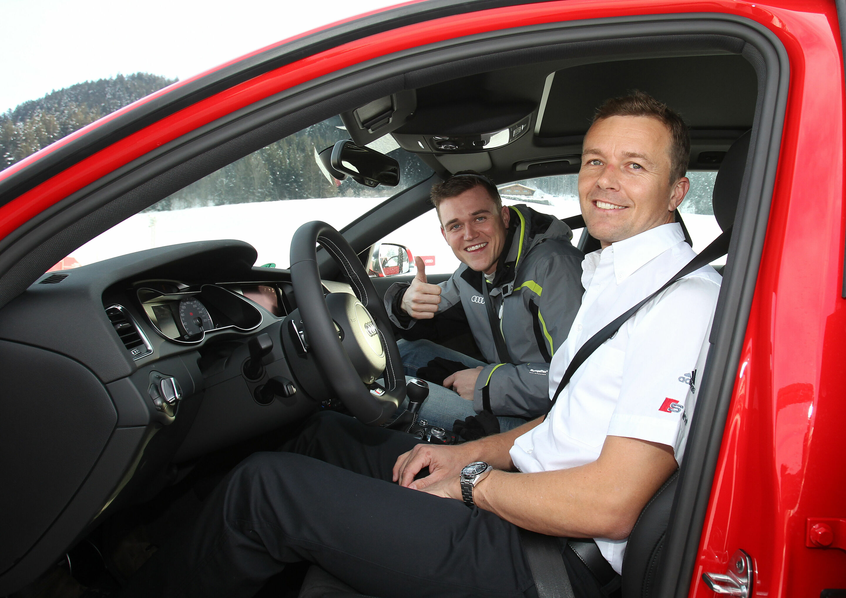 Von links: Andreas Kufner (2012 Olympiasieger im Ruder-Achter) und Audi-Werksfahrer Marcel Fässler (CH)