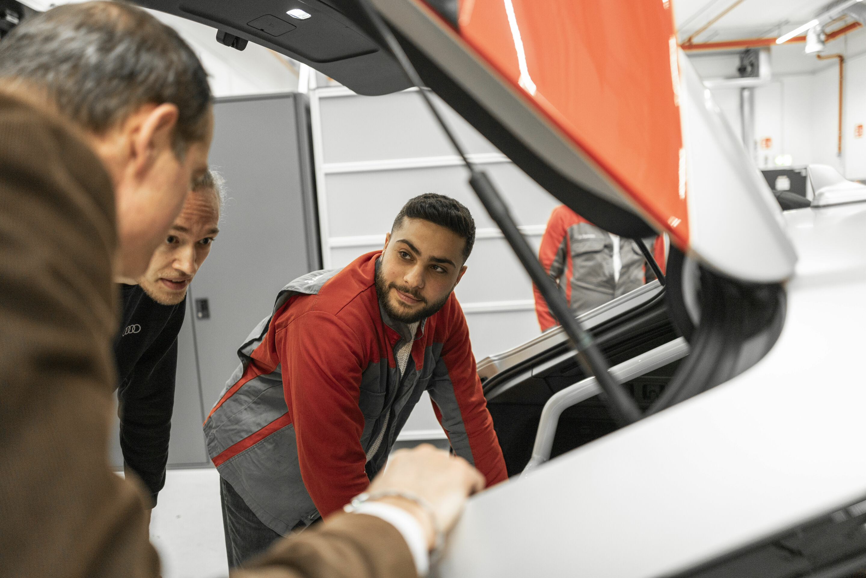 Audi RS 6 Avant GT - Moumen Hallak (rechts) und Jonathan Trinkner inspizieren den Kofferraum des neuen RS6 Avant GT.