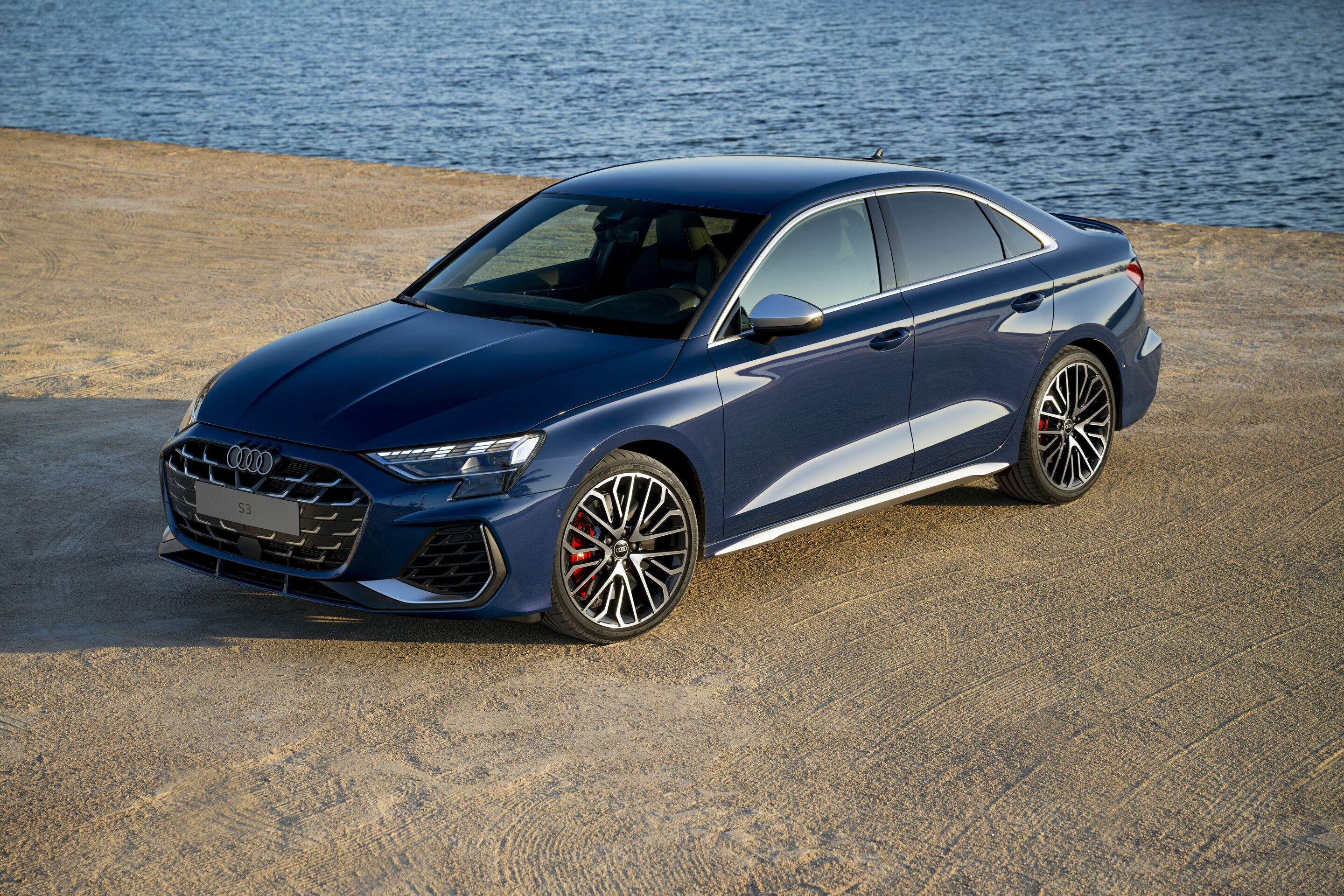 Audi S3 Limousine - Standaufnahme,
Farbe: Ascariblau Metallic