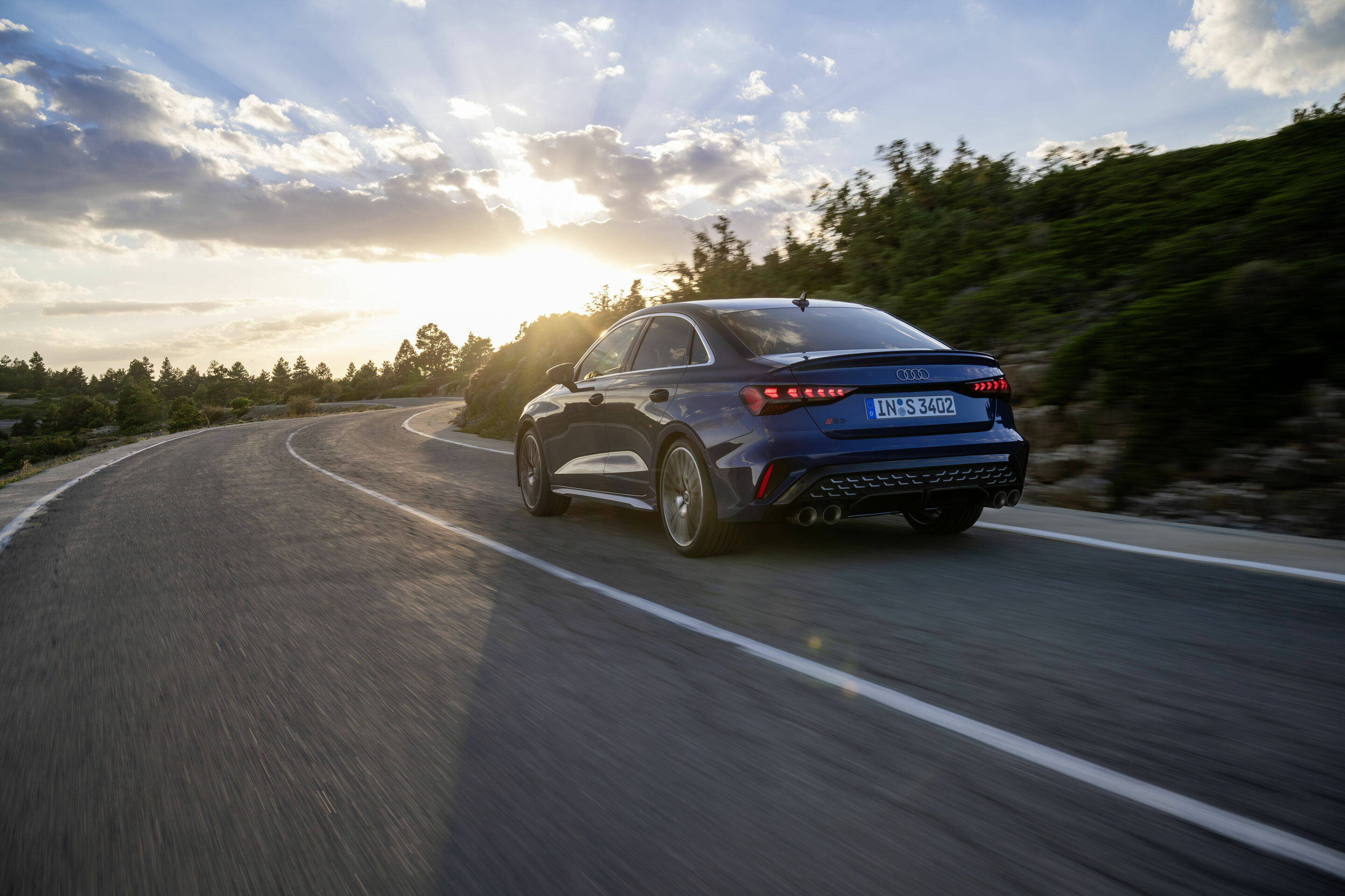 Audi S3 Limousine - Fahraufnahme,
Farbe: Ascariblau Metallic