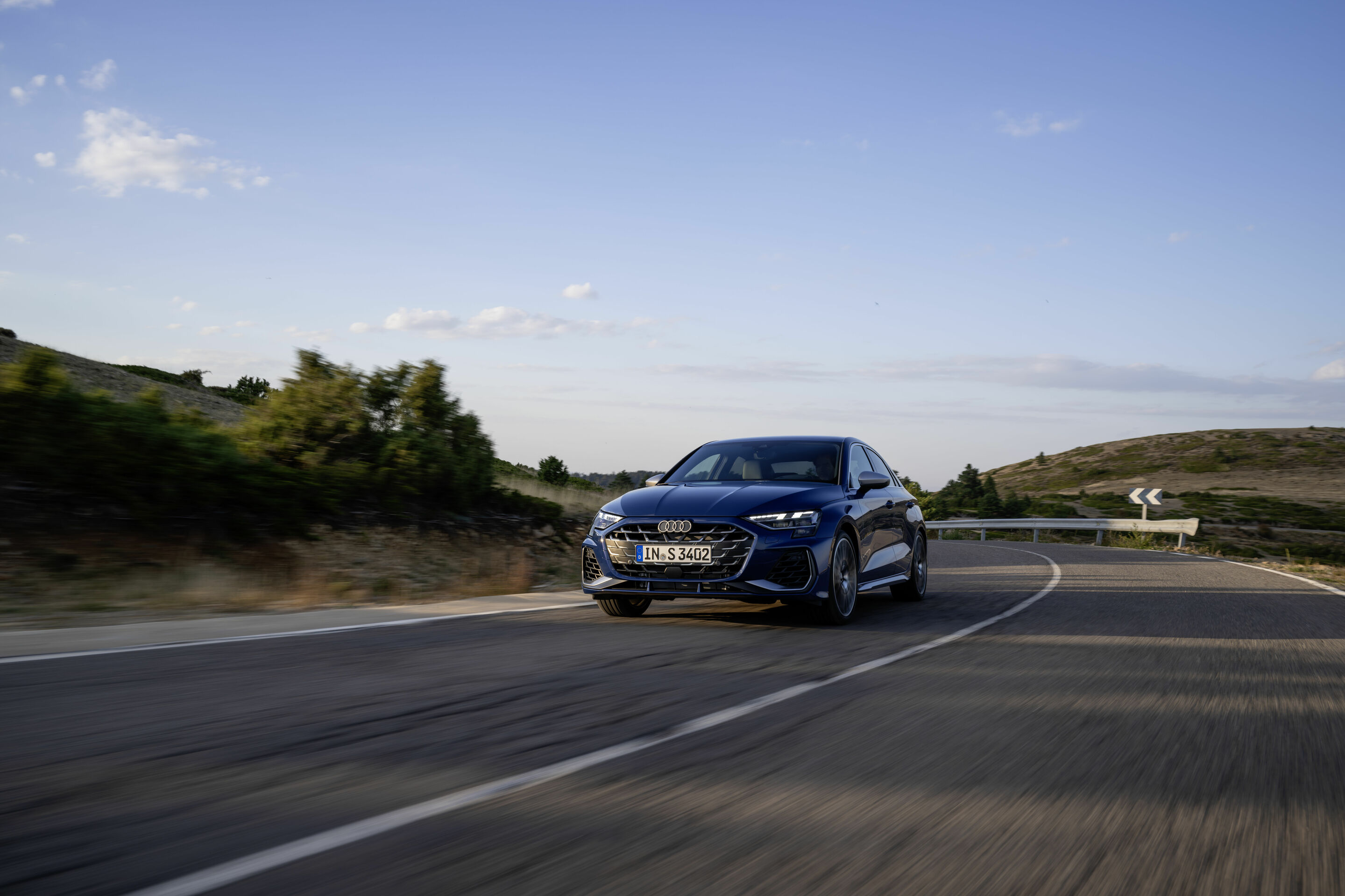 Audi S3 Limousine - Fahraufnahme,
Farbe: Ascariblau Metallic