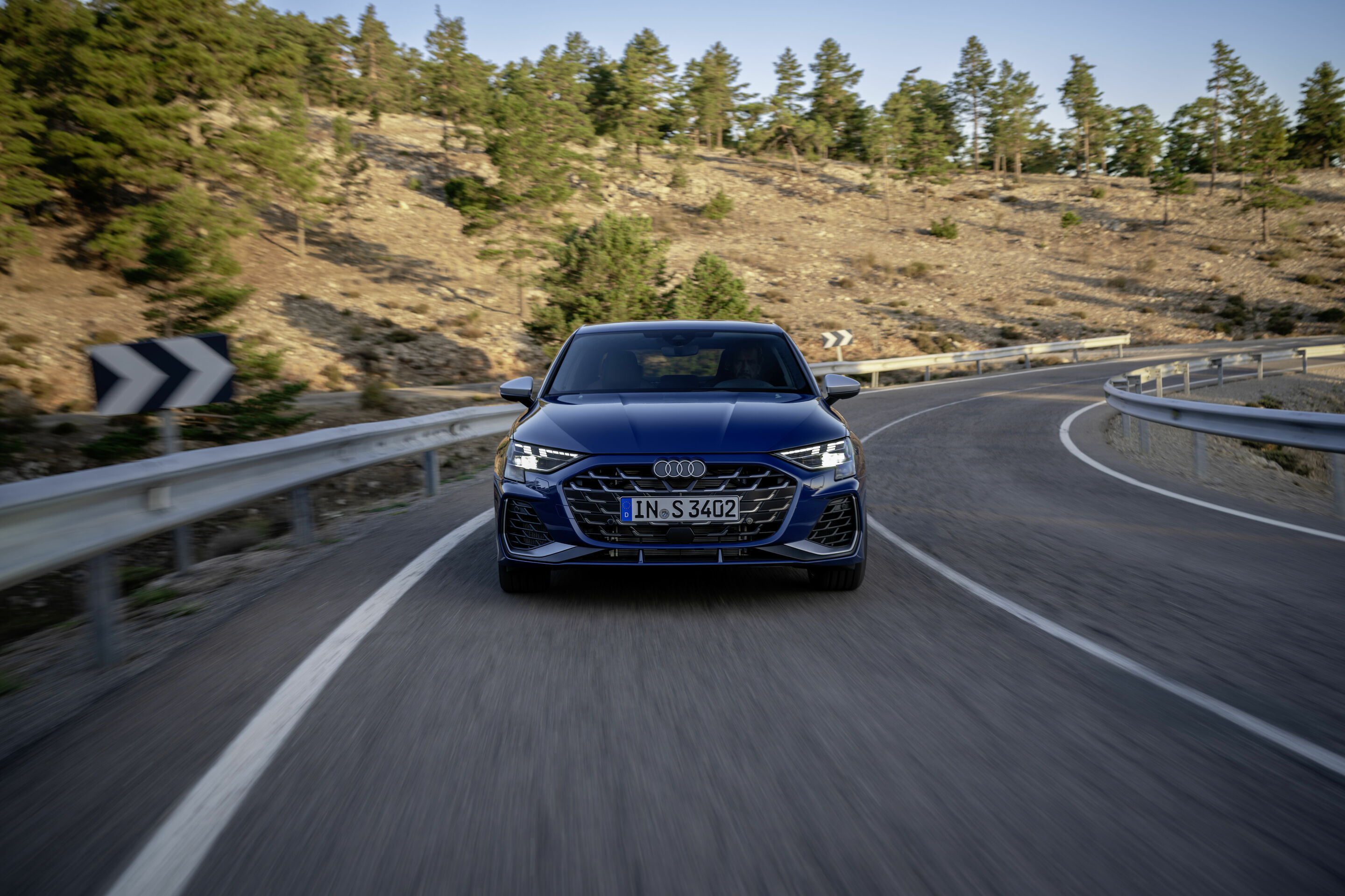 Audi S3 Limousine - Fahraufnahme,
Farbe: Ascariblau Metallic