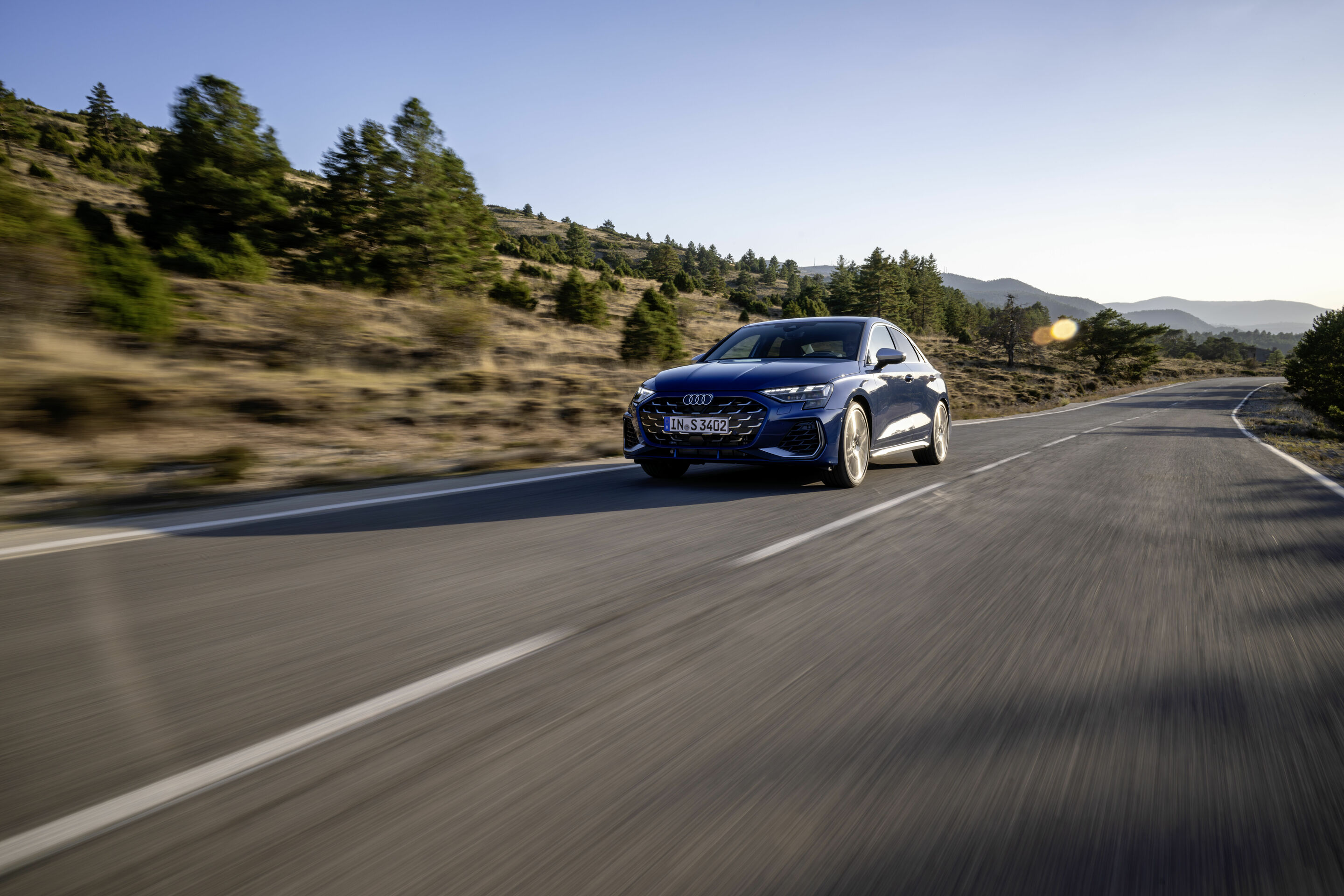 Audi S3 Limousine - Fahraufnahme,
Farbe: Ascariblau Metallic